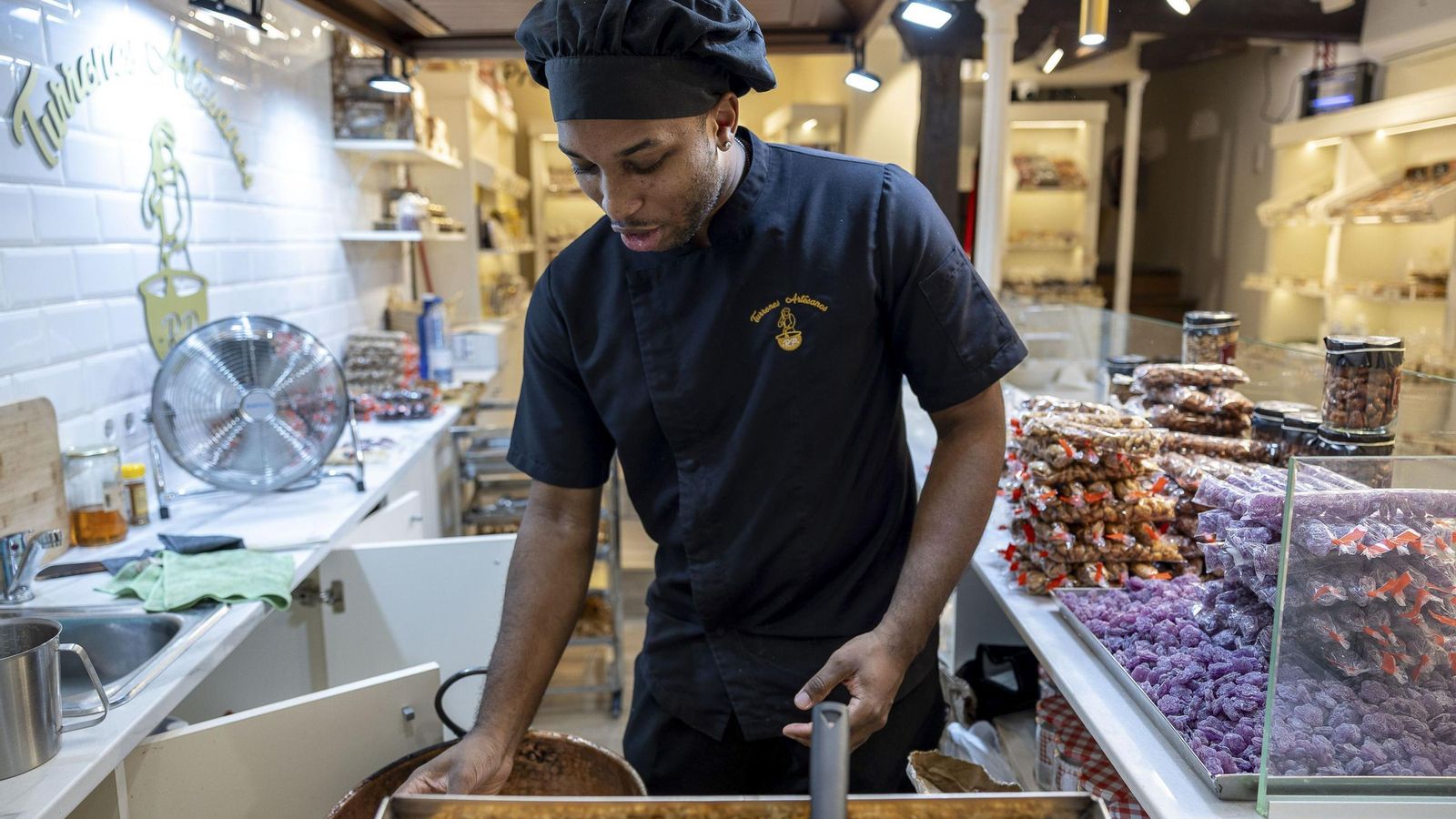 Imagen de archivo de un trabajador elaborando turrones y garrapiñadas