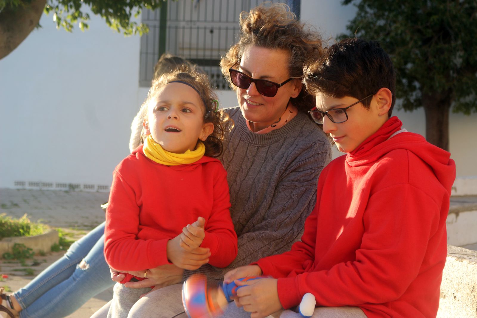 El pequeño Leo junto a su madre, Ana de la Rosa, y su hermano Jesús.
