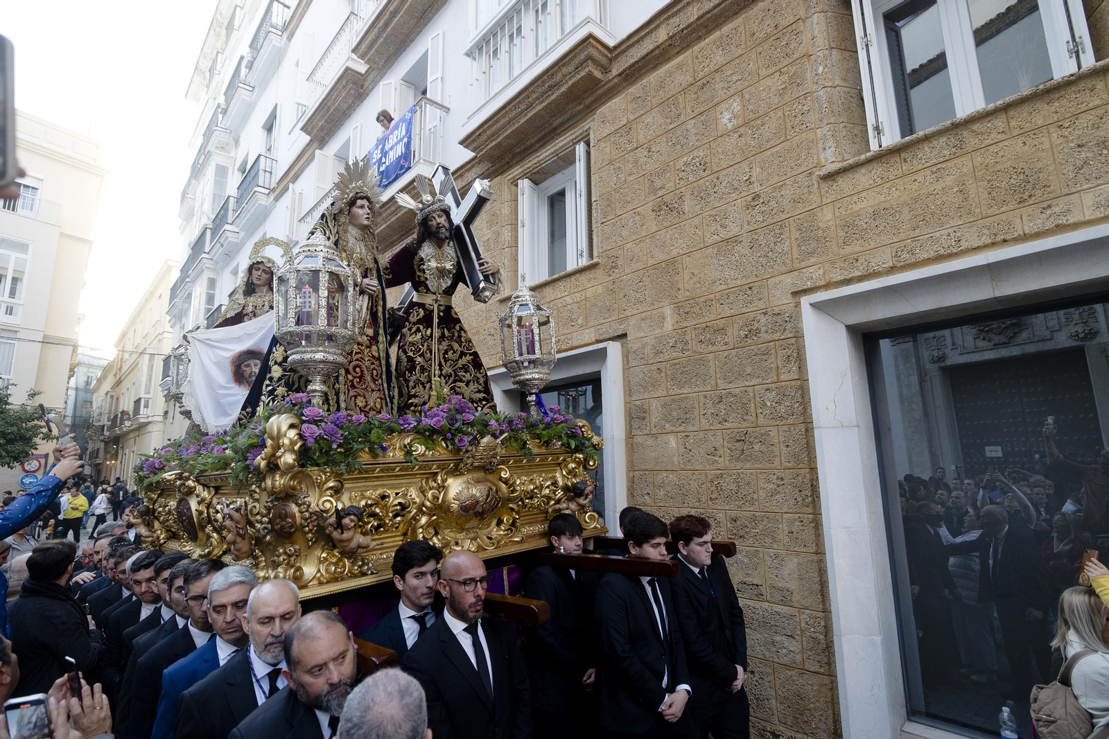 Las imágenes del  vía crucis de las hermandades de Cádiz