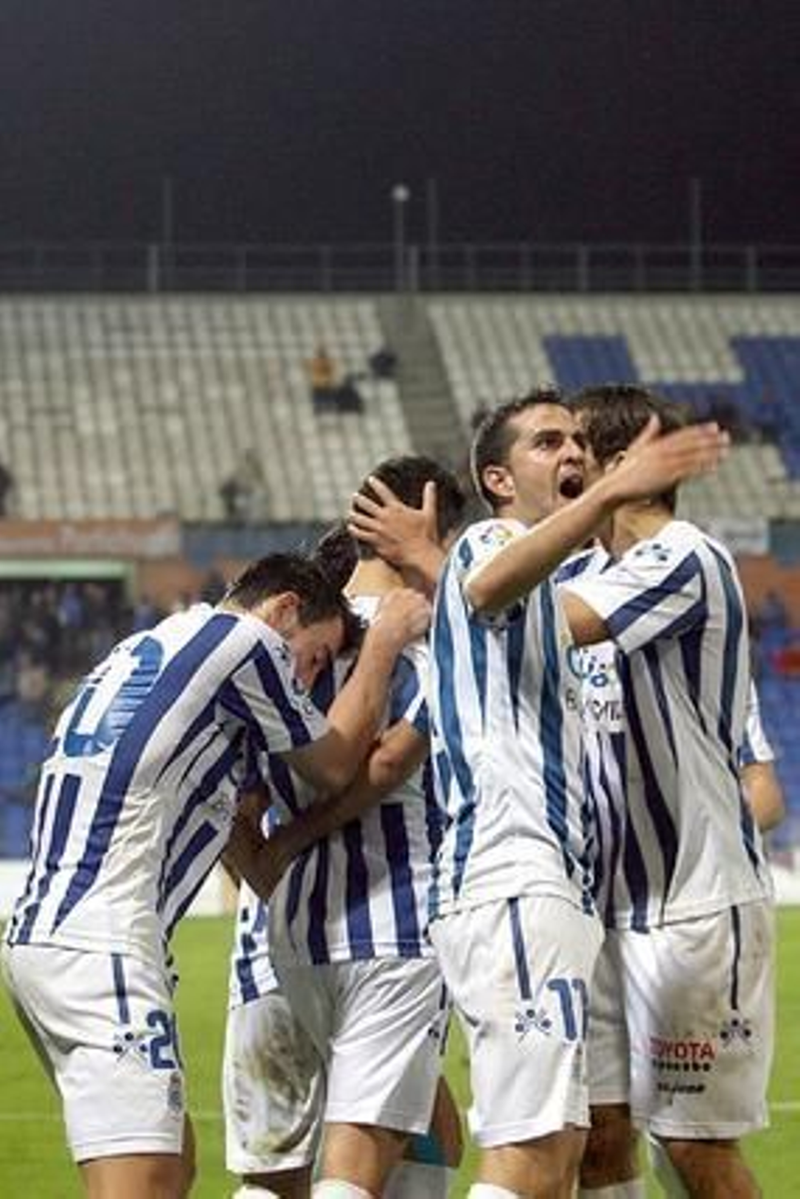 Los jugadores del Recre celebran el gol del Javi Alamo. / Espínola