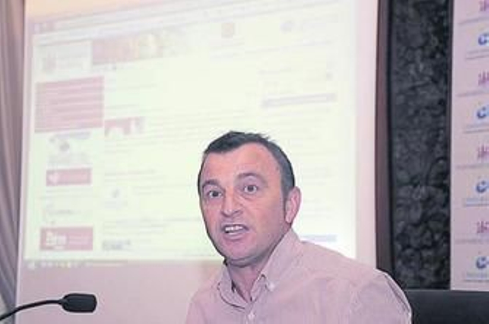 Francisco Tejada, ante una proyección de la página web. Francisco Tejada, ante una proyección de la página web.