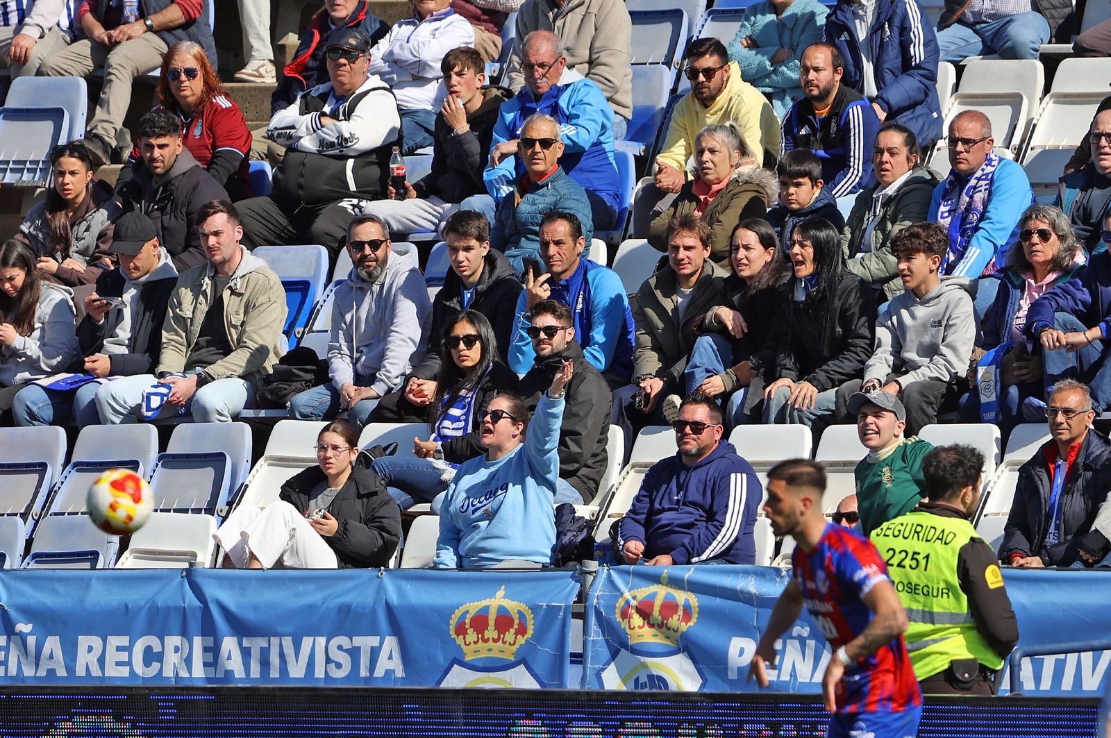 Búscate en las gradas del Nuevo Colombino en el Recre-Yeclano