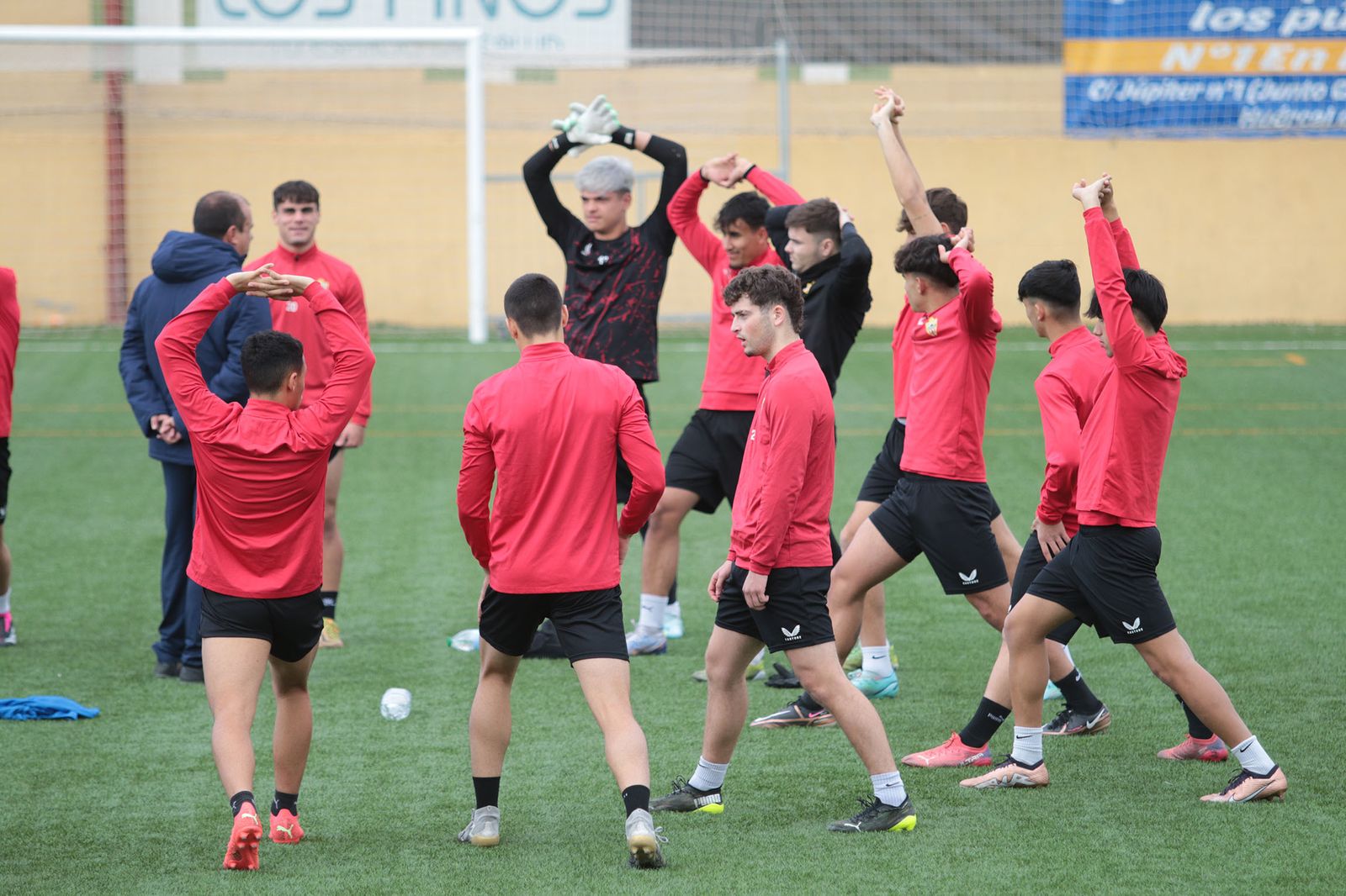Los almerienses estiran en un entrenamiento reciente