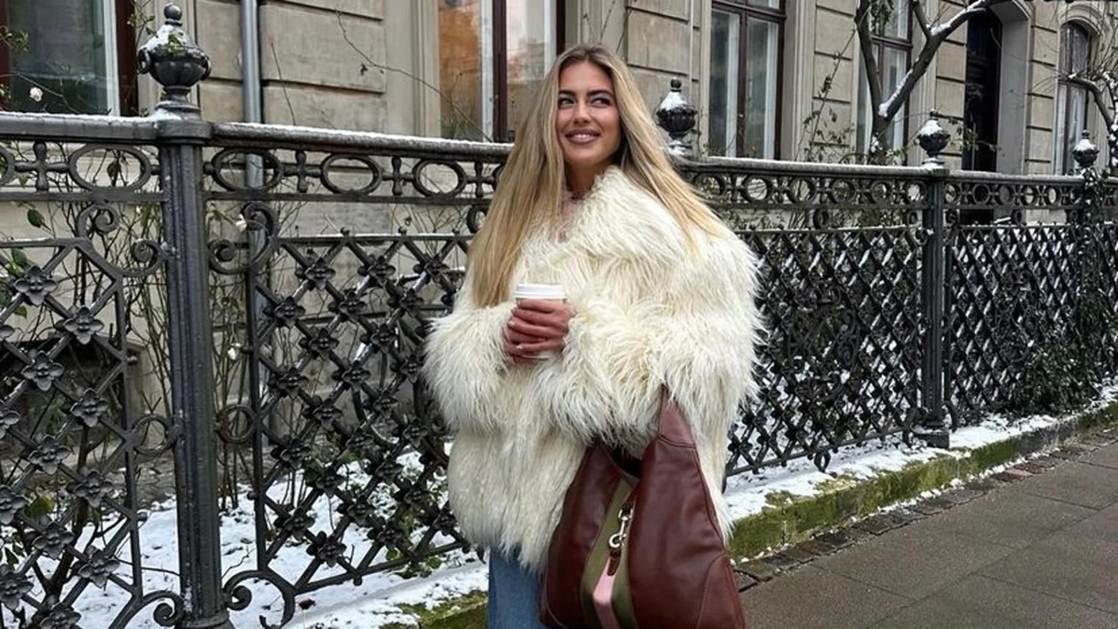 El abrigo de tu abuela acaba de llegar a Zara y se ha convertido en el favorito de las más estilosas (y en el más vendido).