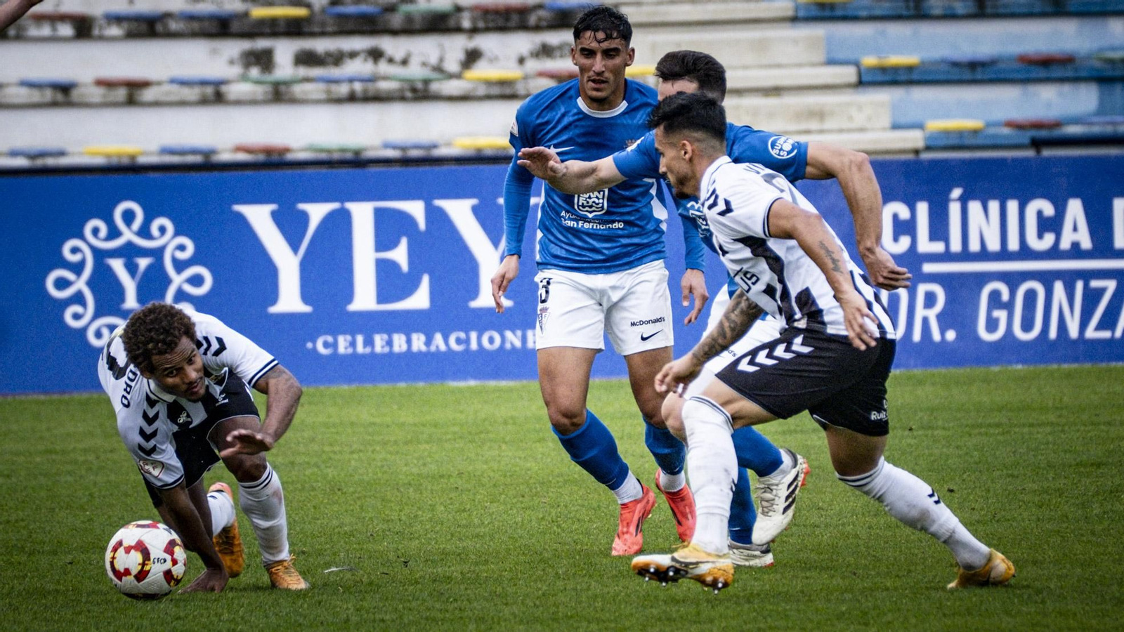 Las imágenes del partido de fútbol entre el San Fernando Club Deportivo y la Balompédica Linense
