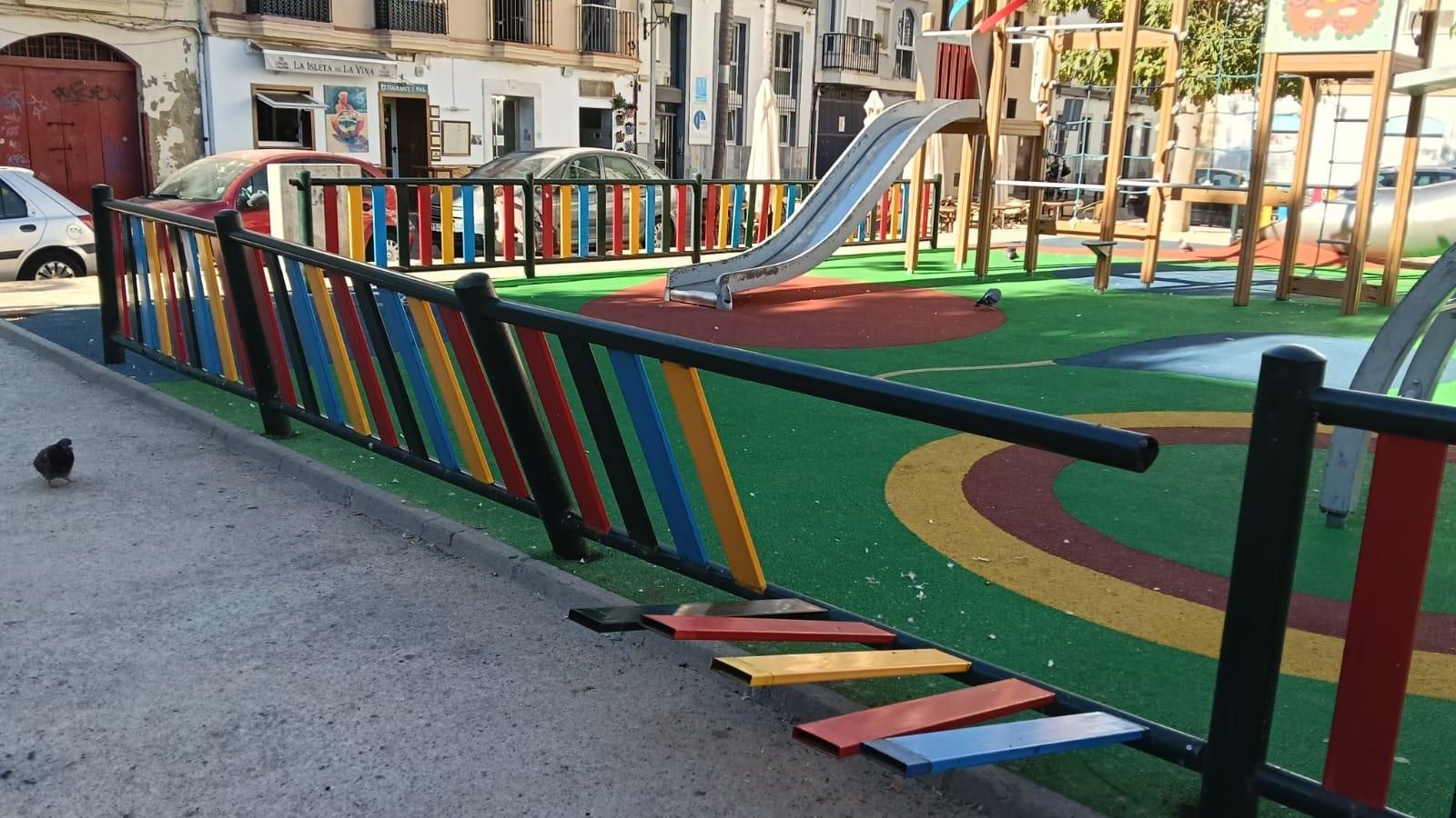 La valla del parque de juegos ha estado más de una semana en pésimas condiciones, sin ser repuestas todavía.