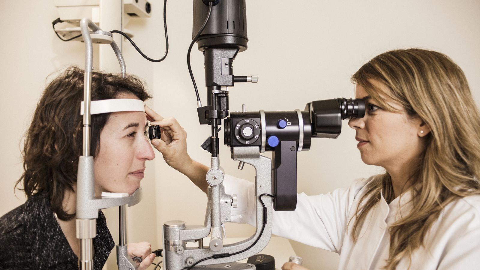 La Dra. María Gessa, de Miranza Virgen de Luján, en una revisión ocular. Realizar periódicamente estos controles, sin esterar a que alteraciones visuales o molestias sean evidentes, es una de las claves de bienestar ocular para la población.