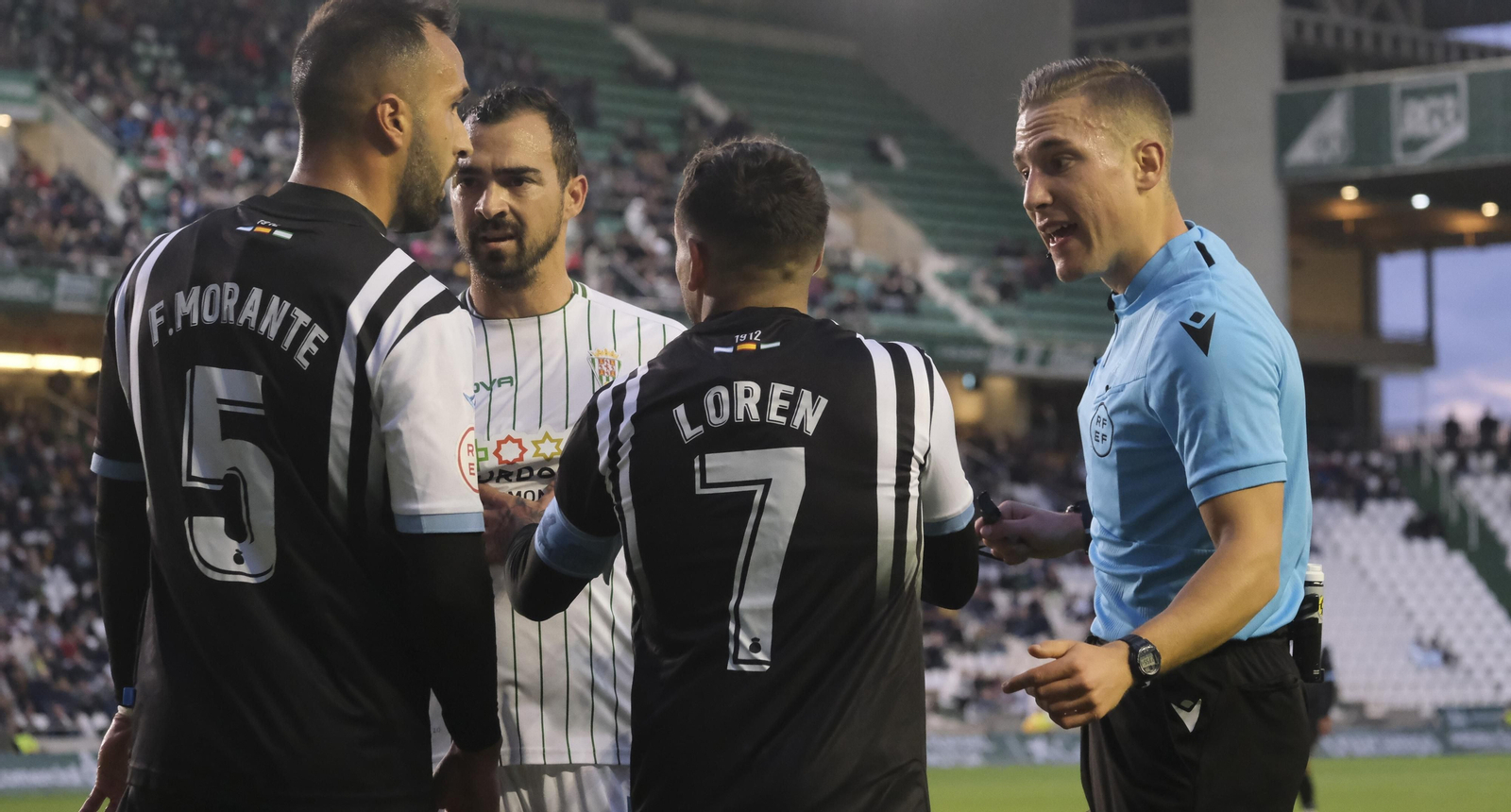 Jorge Tárraga Lajara media en una discusión entre jugadores del Córdoba CF y la Balona. Jorge Tárraga Lajara media en una discusión entre jugadores del Córdoba CF y la Balona.