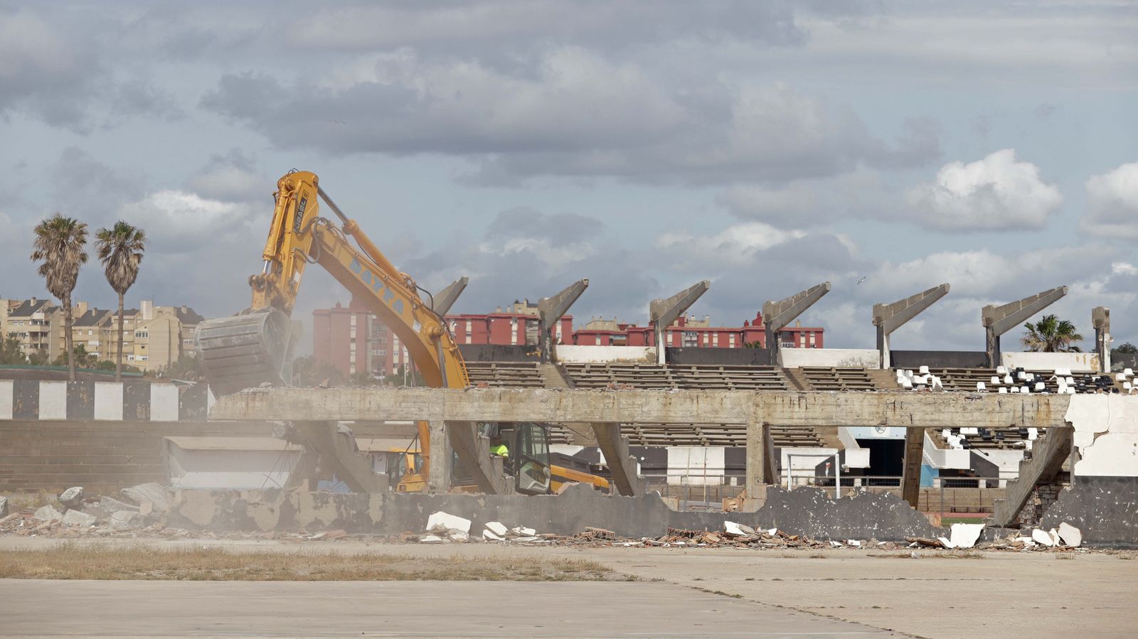 Fotos de la visita de Juanma Moreno al estadio municipal de La Línea