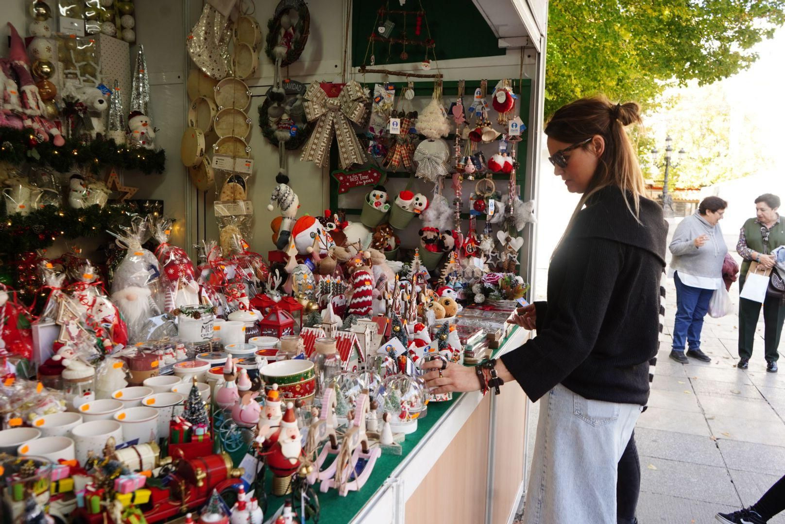 Granada prepara la Navidad: así está quedando Bib-Rambla con los tradicionales puestos de figuritas y belenes