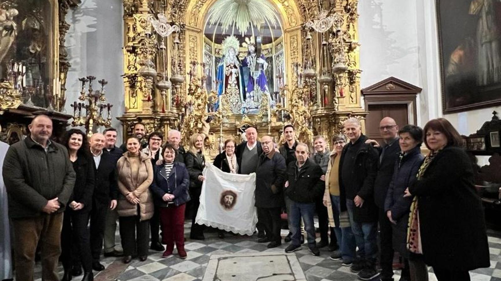 Los cofrades de Afligidos, en la presentación y bendición del nuevo paño de la Verónica.