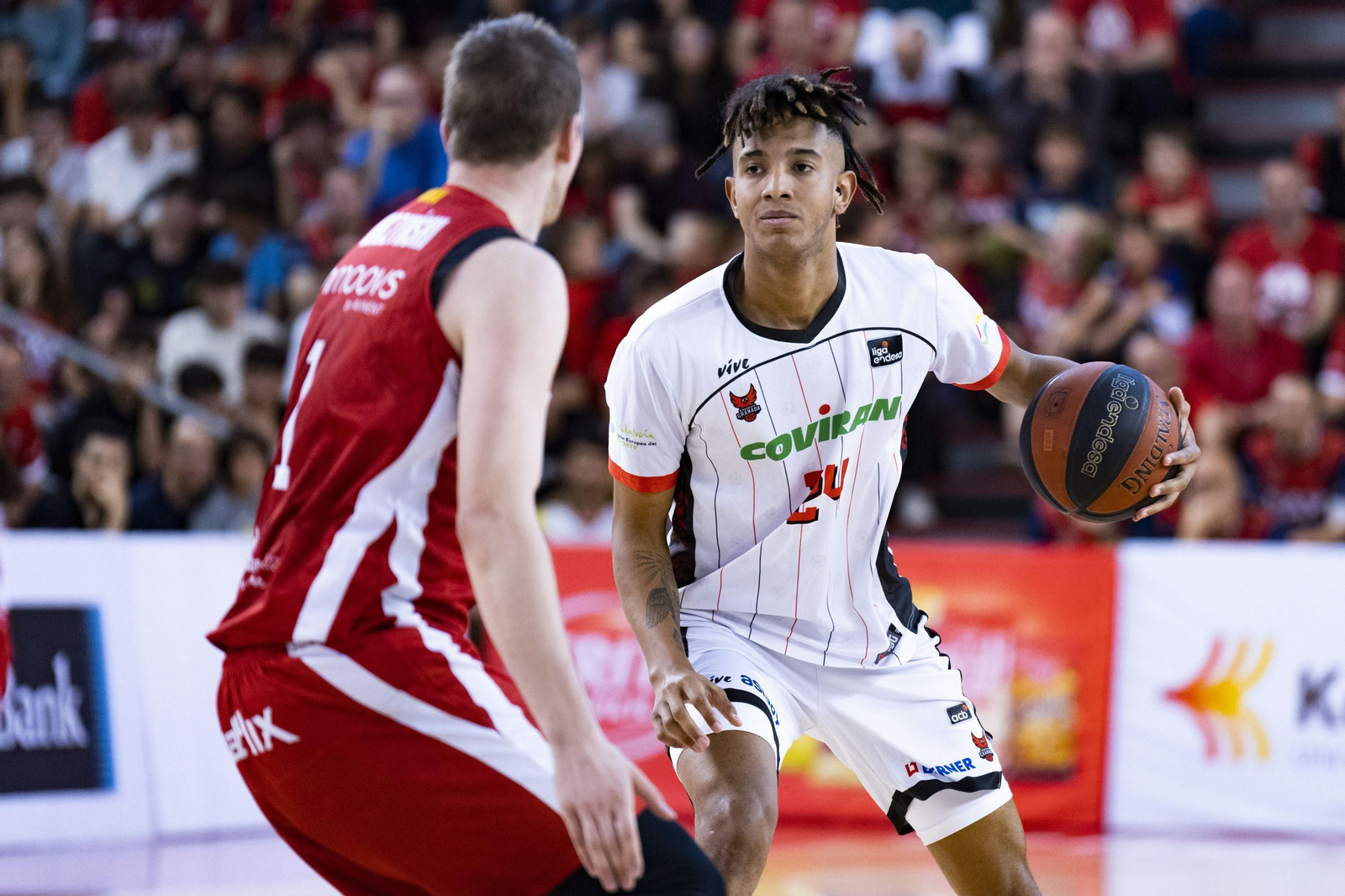 Caicedo bota el balón ante un oponente en el partido de Manresa