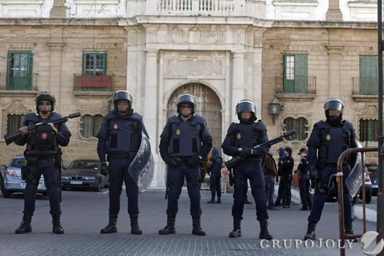 Policía Nacional y antidisturbios desalojan el edificio de Valcárcel. 

Foto: Lourdes de Vicente, Javier González y Jesús Marín