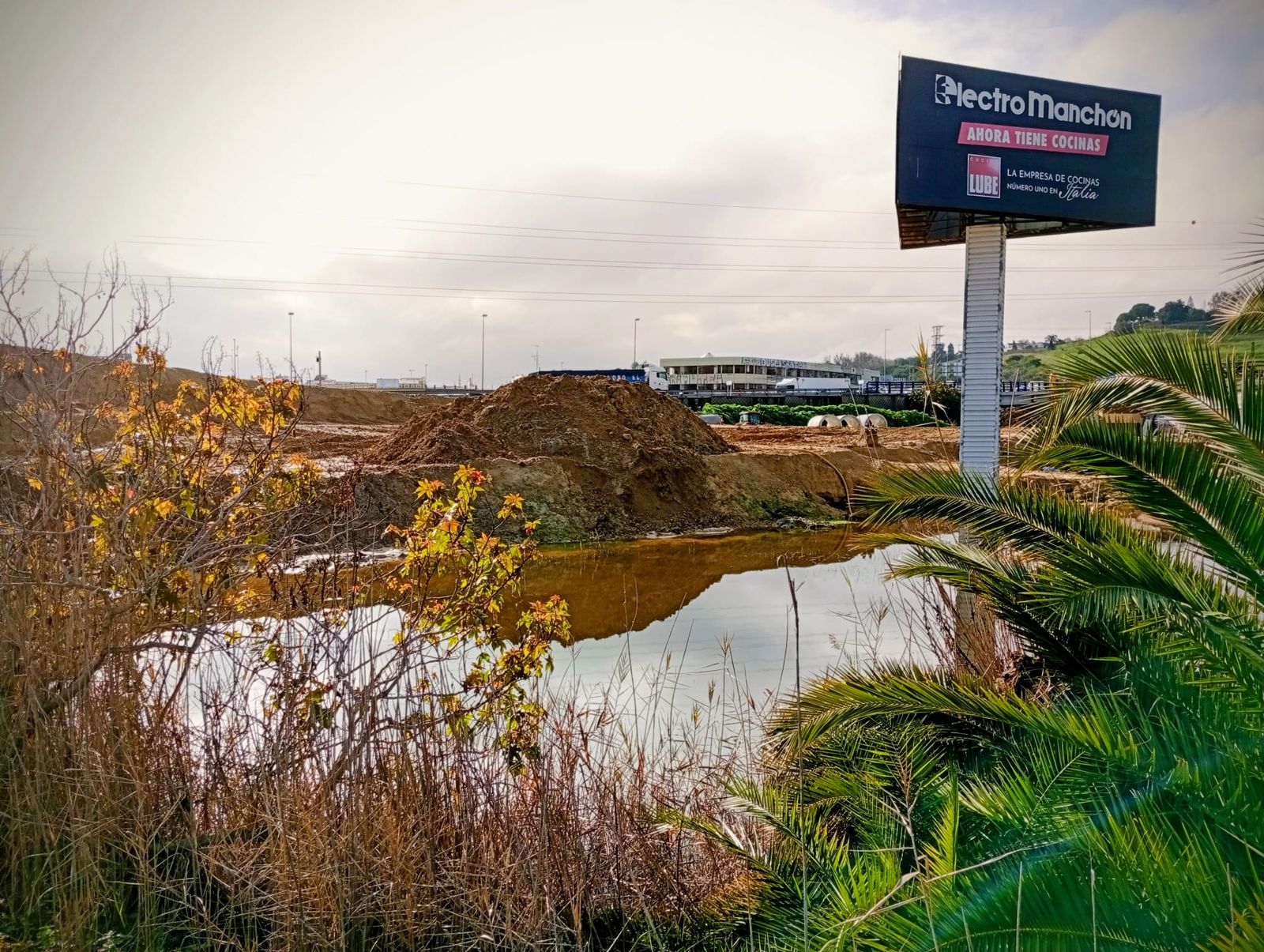 La laguna formada junto a las obras del carril BUS VAO de Camas