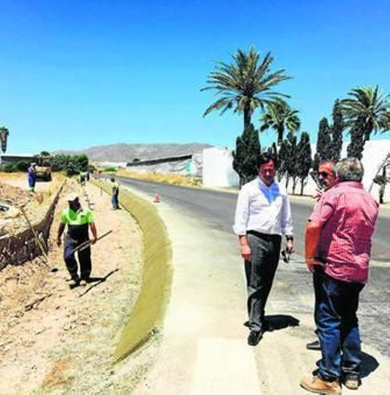 El alcalde y el concejal durante su visita a las obras, en las inmediaciones del cementerio municipal.