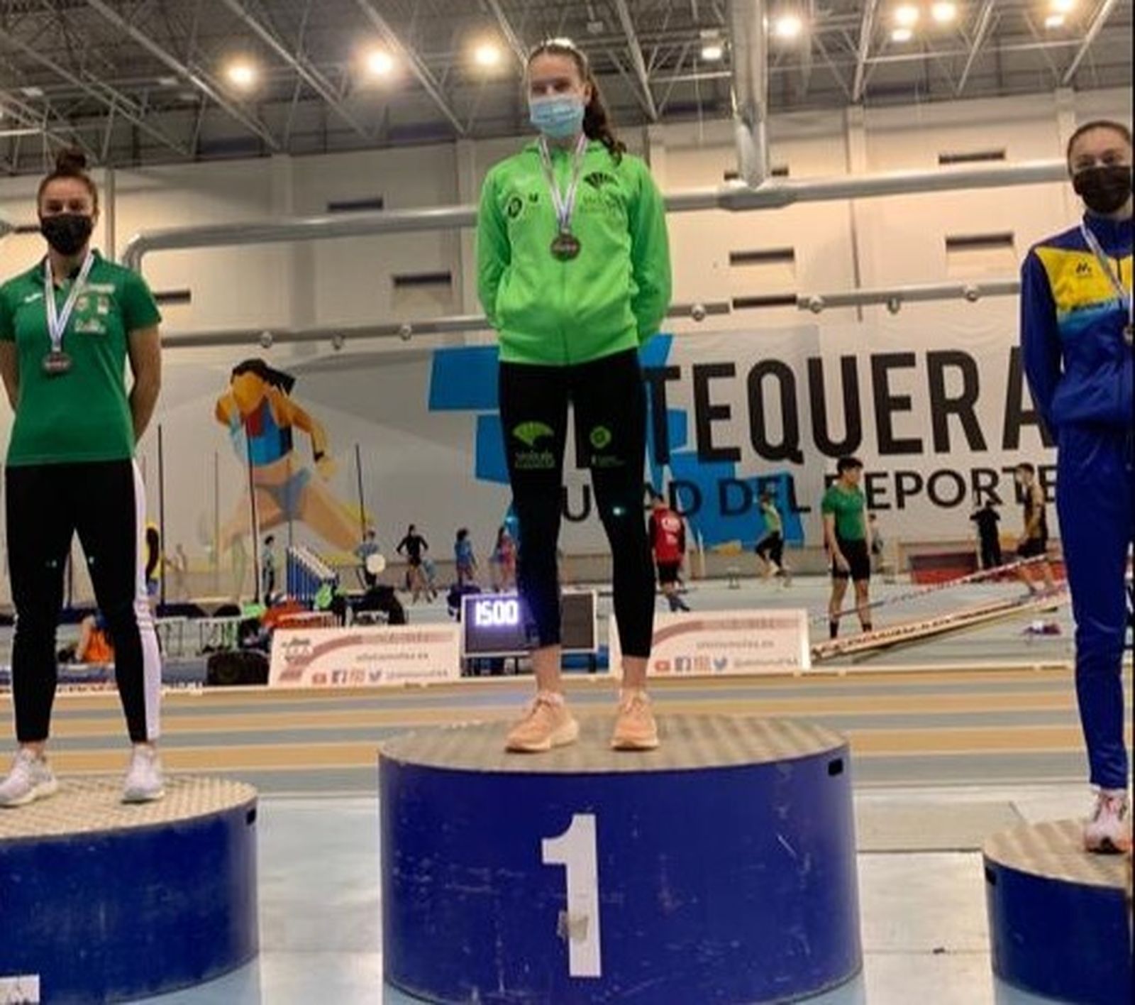 Carmen Avilés en el podio tras ganar los 400 metros lisos en Antequera.