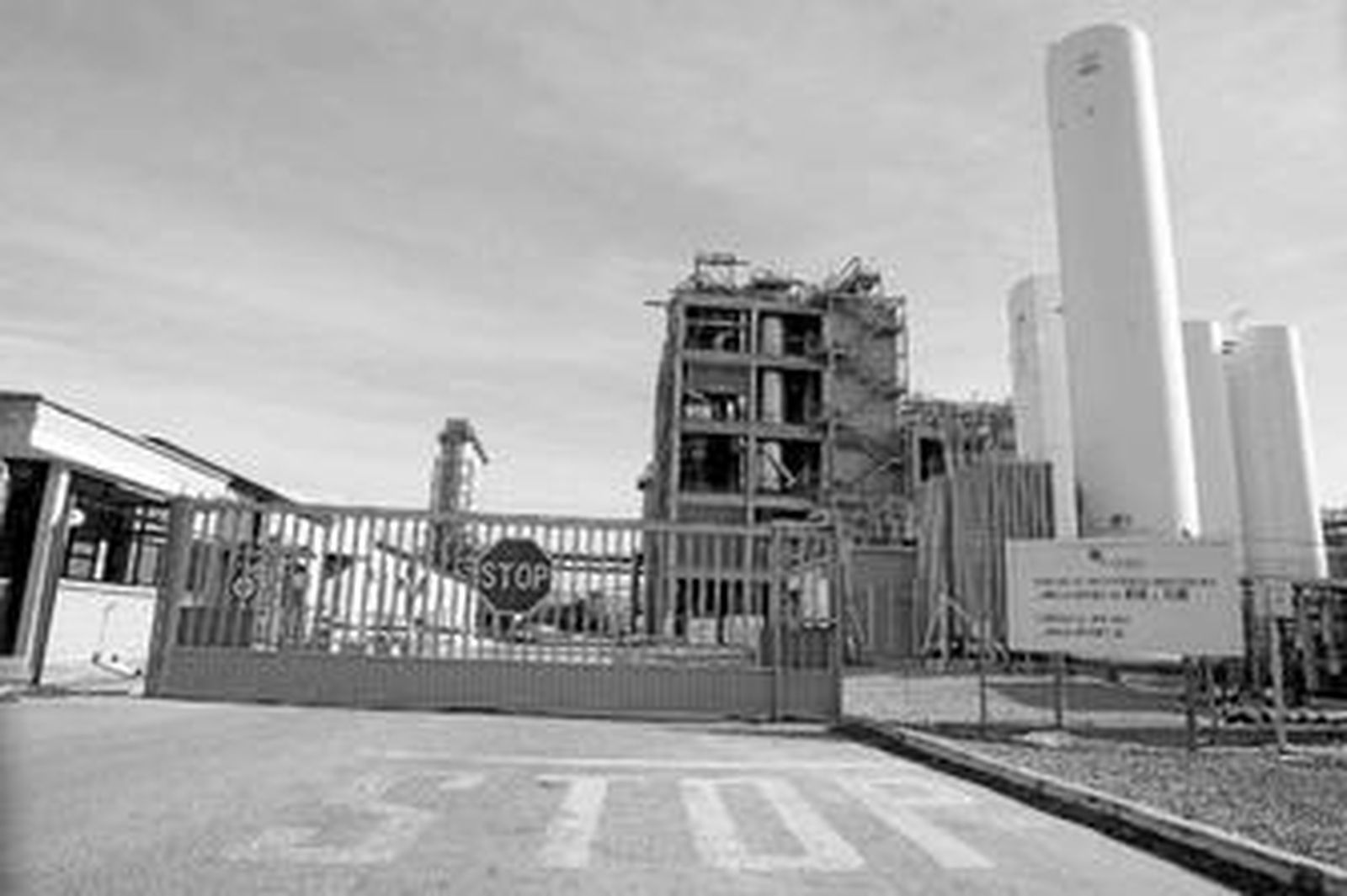 Imagen del acceso principal a la factoría de Artenius San Roque, en una imagen reciente.