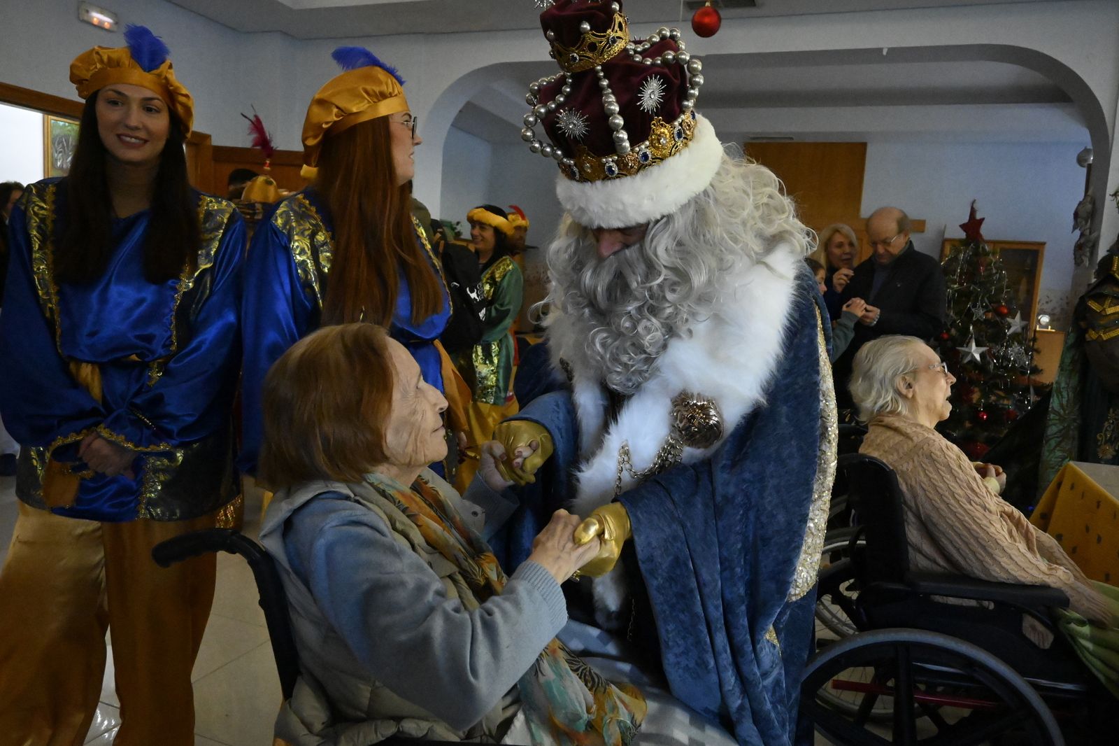 Visita de los Reyes Magos a los ancianos de los asilos de Huelva, en imágenes