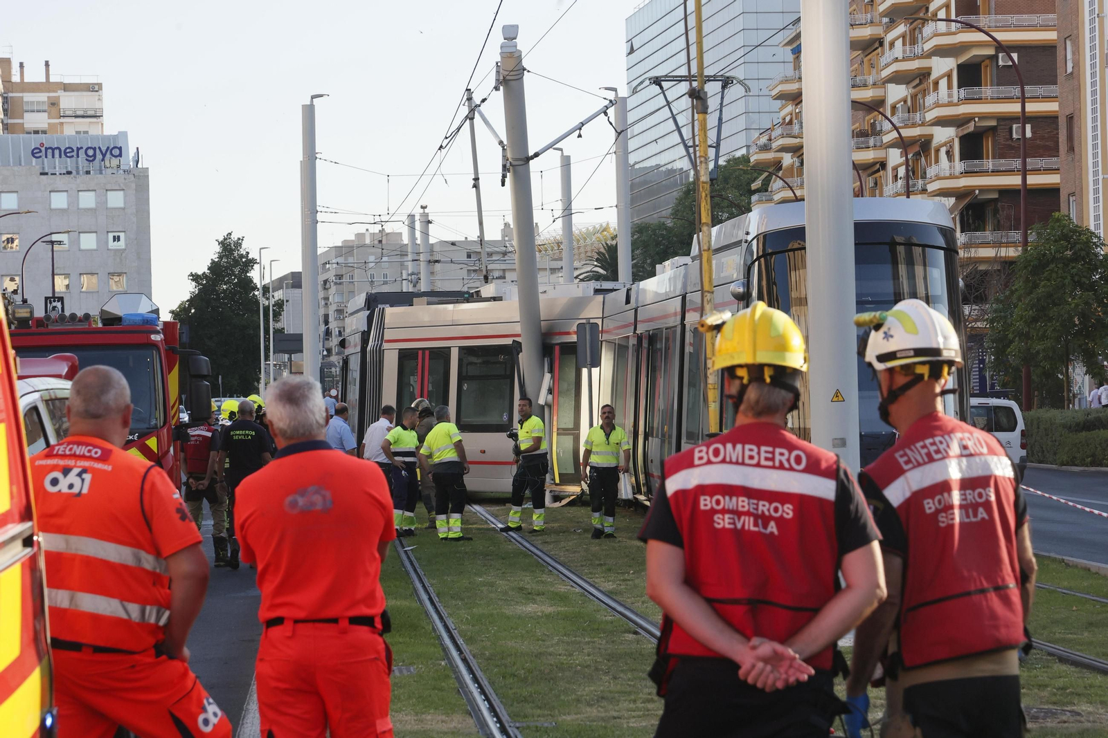 Las fotos del descarrilamiento del tranvía en la avenida de San Francisco Javier de Sevilla