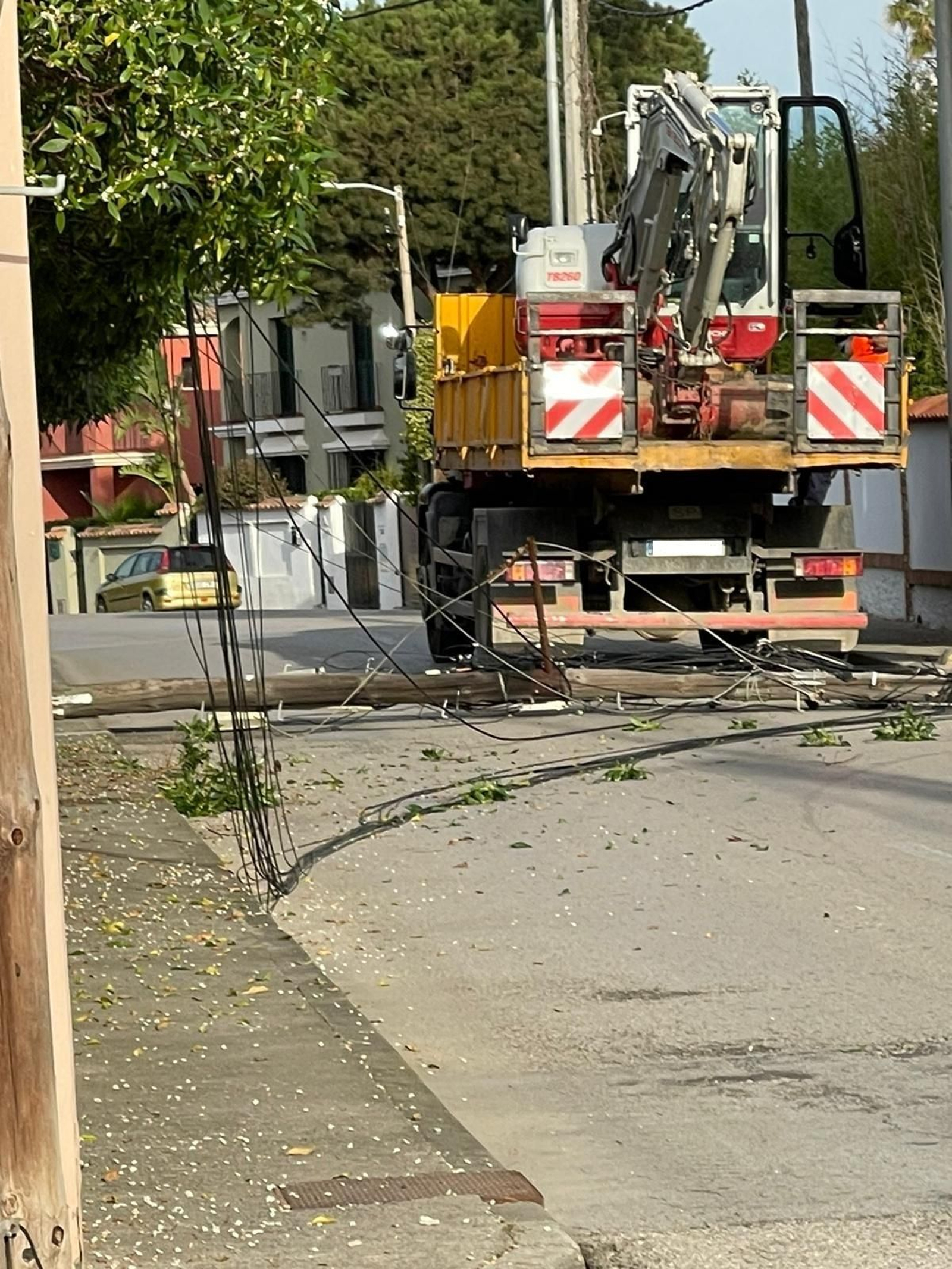 El camión con los cables enganchados después de romperlos