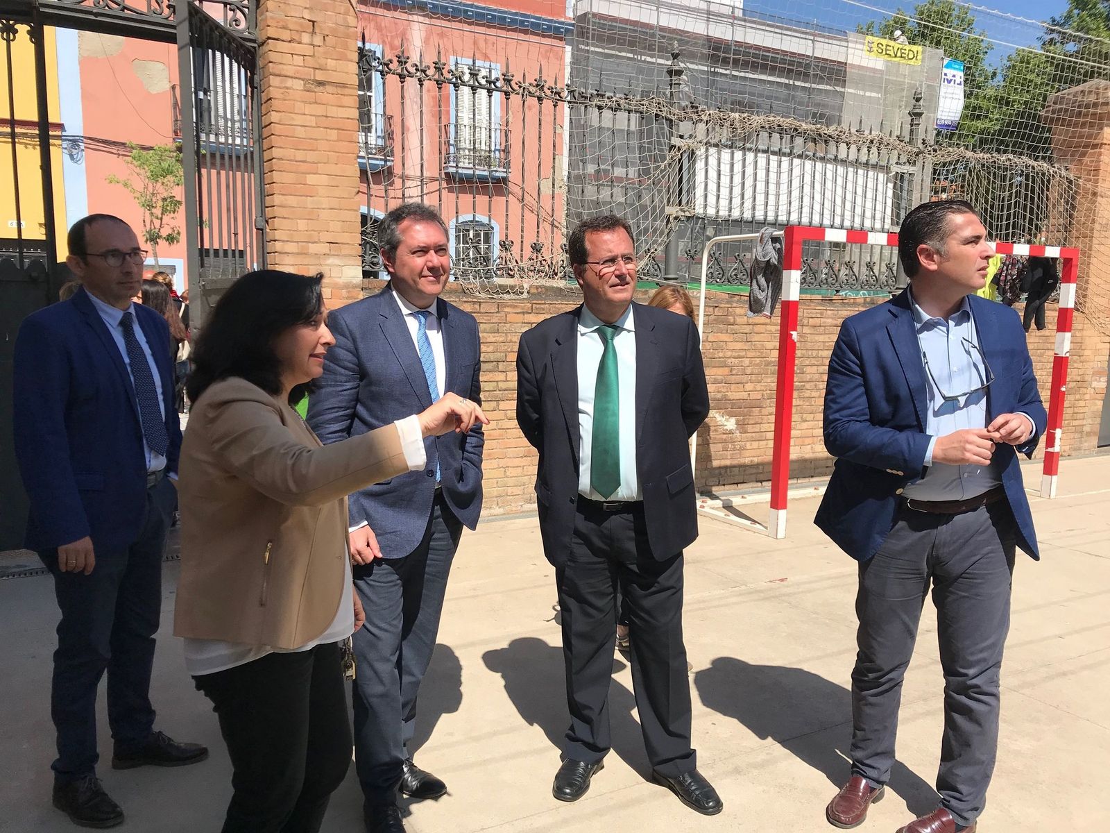 Visita al centro del alcalde Juan Espadas y el delegado del Distrito Casco Antiguo, Juan Carlos Cabrera.