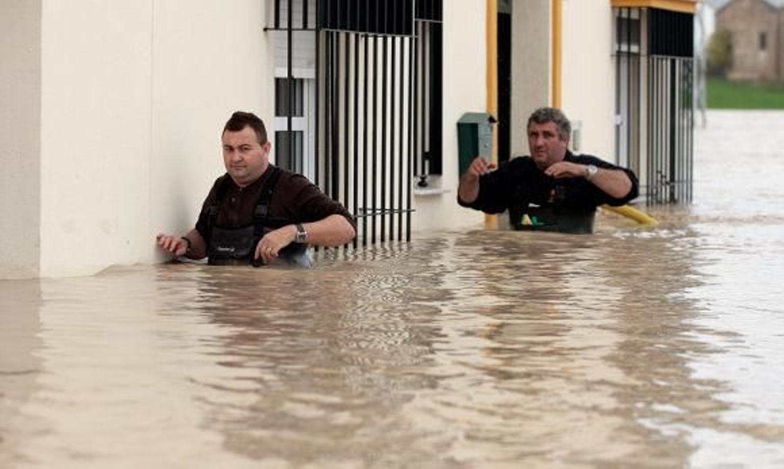 Desalojadas 150 familias en Lora por la crecida del Guadalquivir