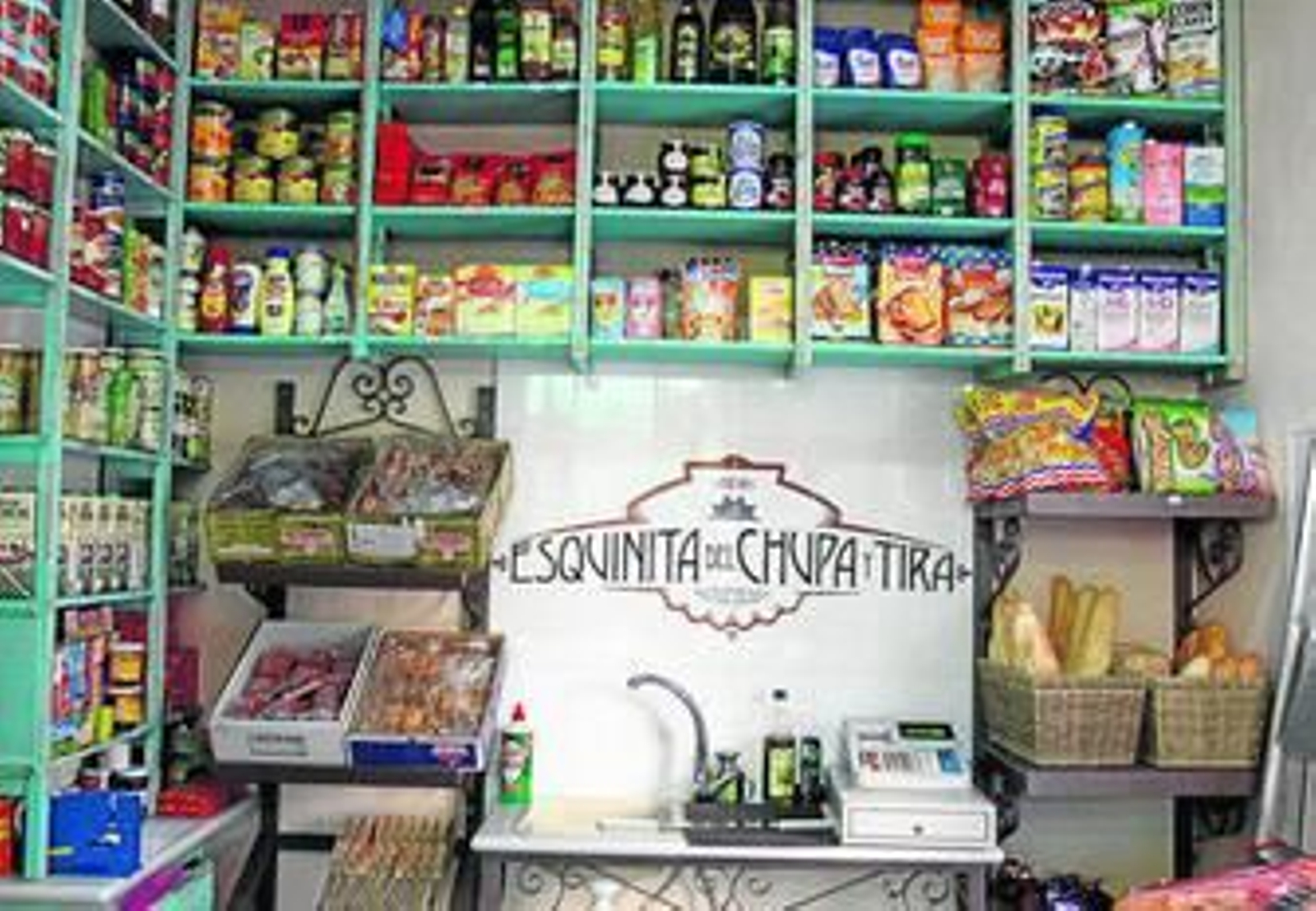 1. Alimentación Antonio ha pasado a llamarse la Esquinita del Chupa y Tira. 2. Los actuales dueños han mantenido algunos de los muebles. 3. La tienda cuenta con especies y tés. 4. La parte trasera podría convertirse en un lugar de degustación. 5. Algunos productos se pueden comprar al peso.