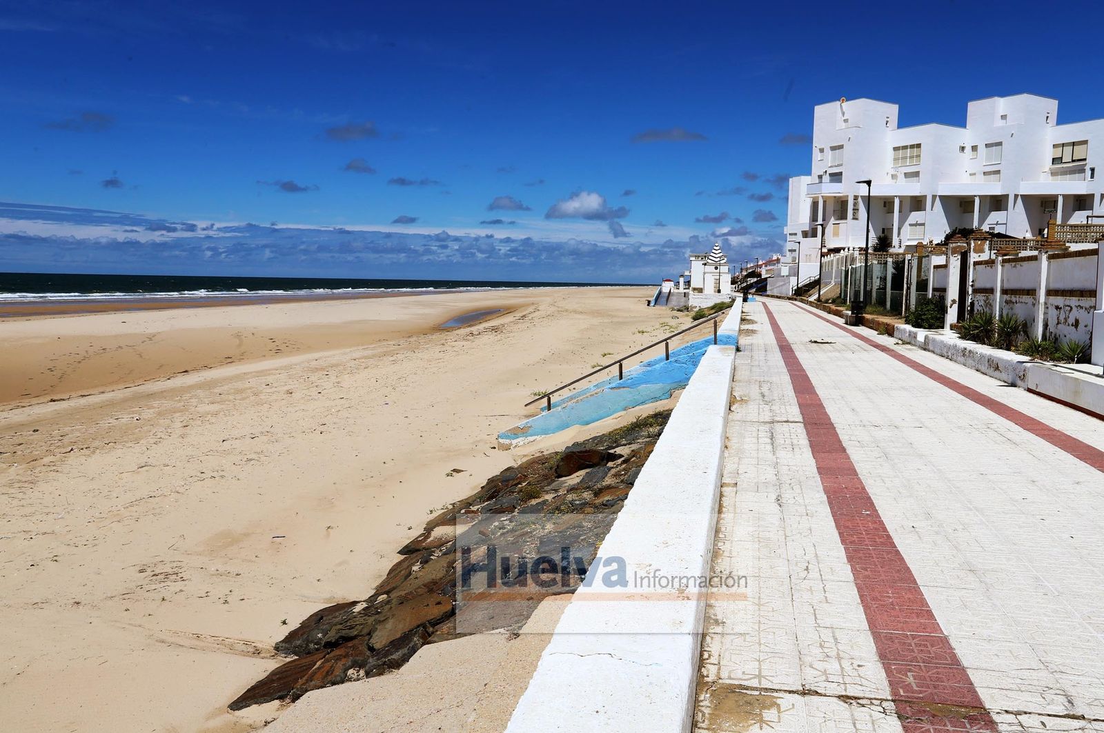 Imágenes de la zona de la playa de Matalascañas más afectada por el temporal