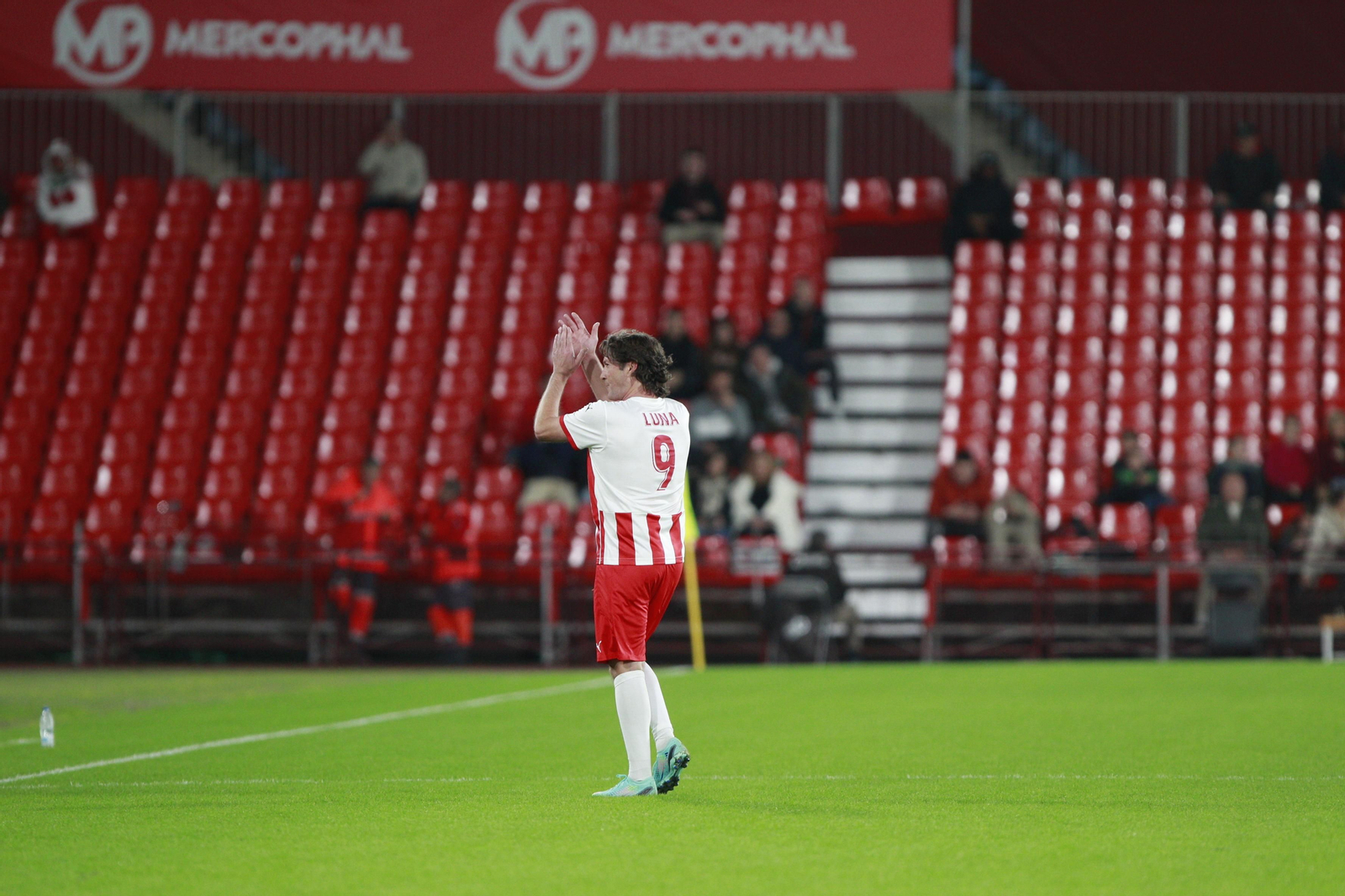 Imágenes del partido homenaje al 'eterno' capitán de la U.D. Almería, José Ortiz