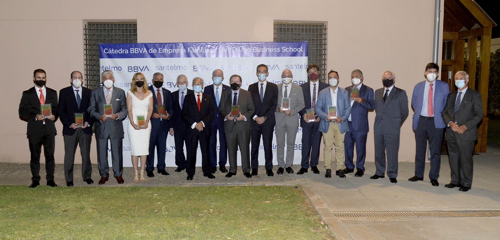 Fotografía de familia de los premiados