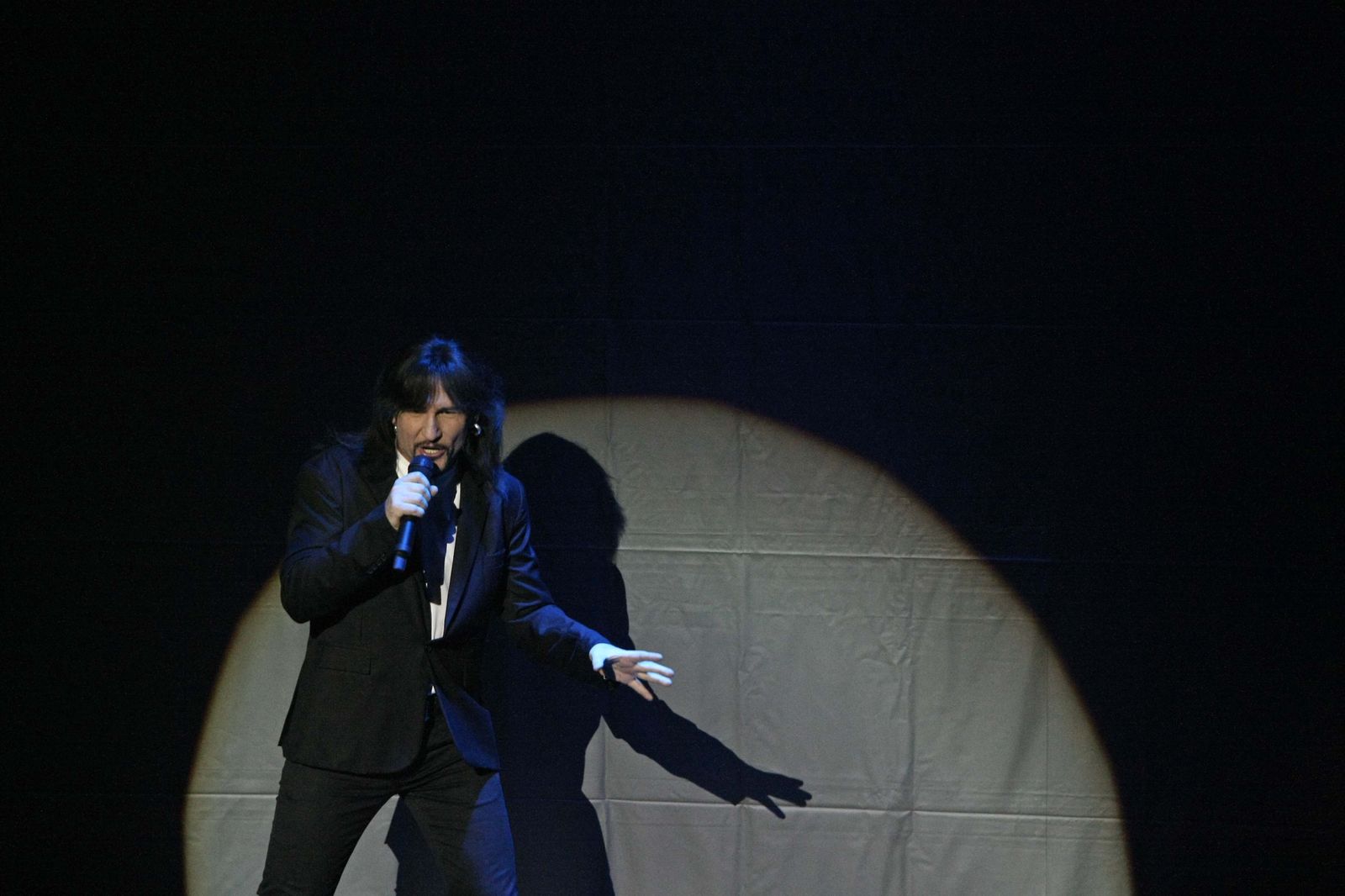 Uno de los artistas, durante la actuación en el escenario del Palacio de La Línea.