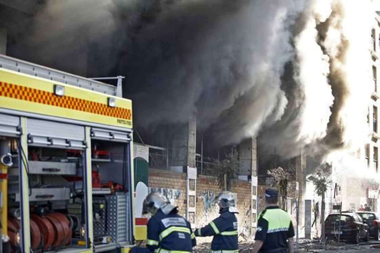 Espectacular incendio en un edificio de la calle Brasil. /Jesús Marín