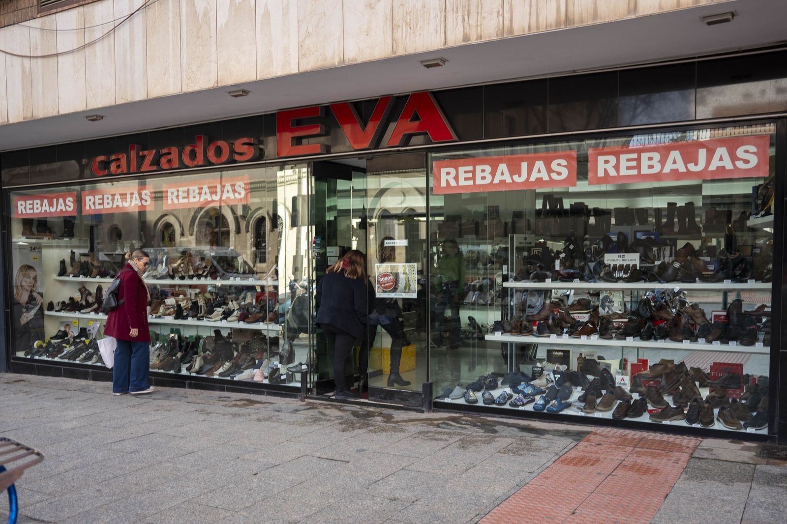 El comienzo de la campaña de rebajas en Almería, en imágenes