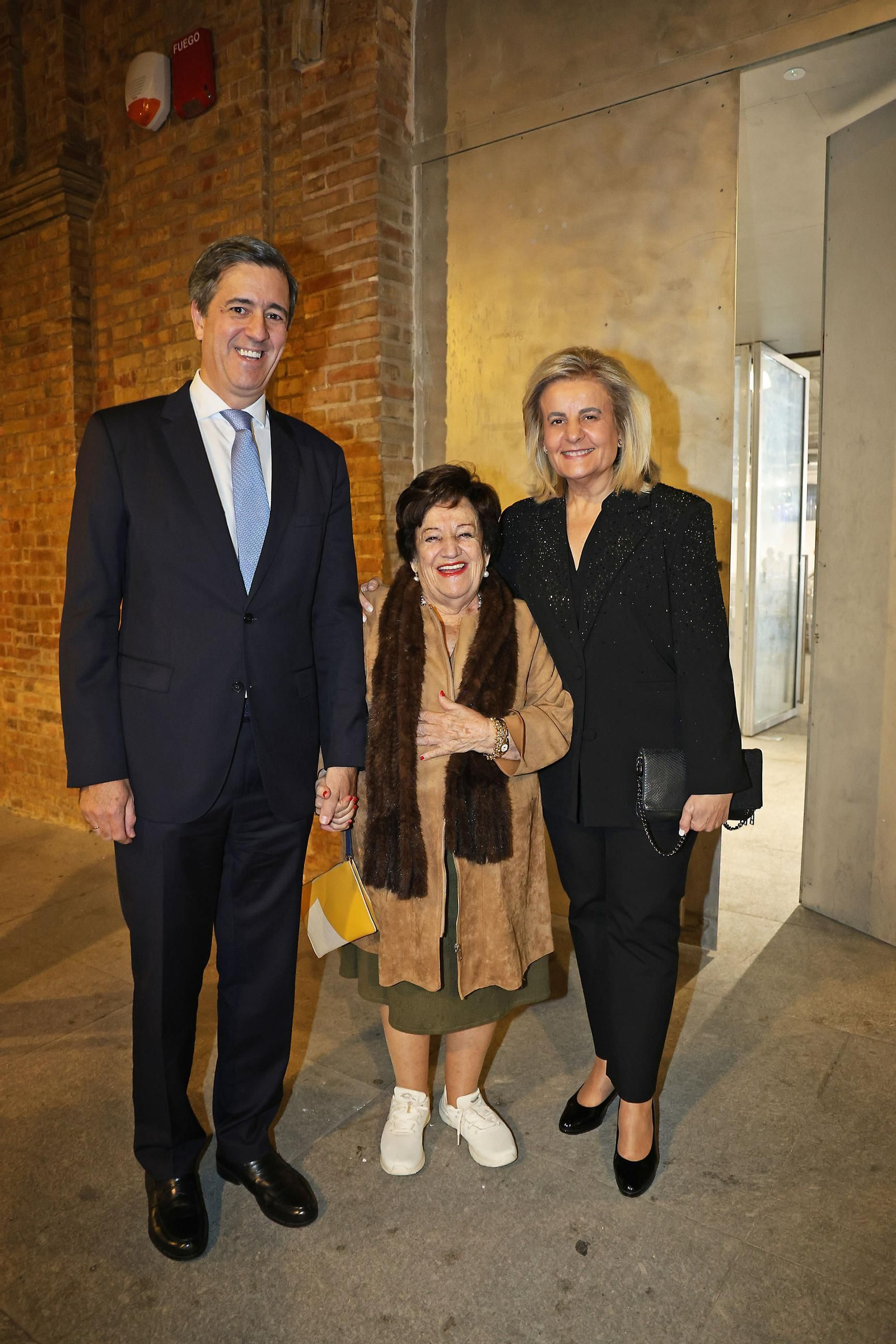 Imágenes de los invitados a la gala de los  37 premios Onubenses del Año