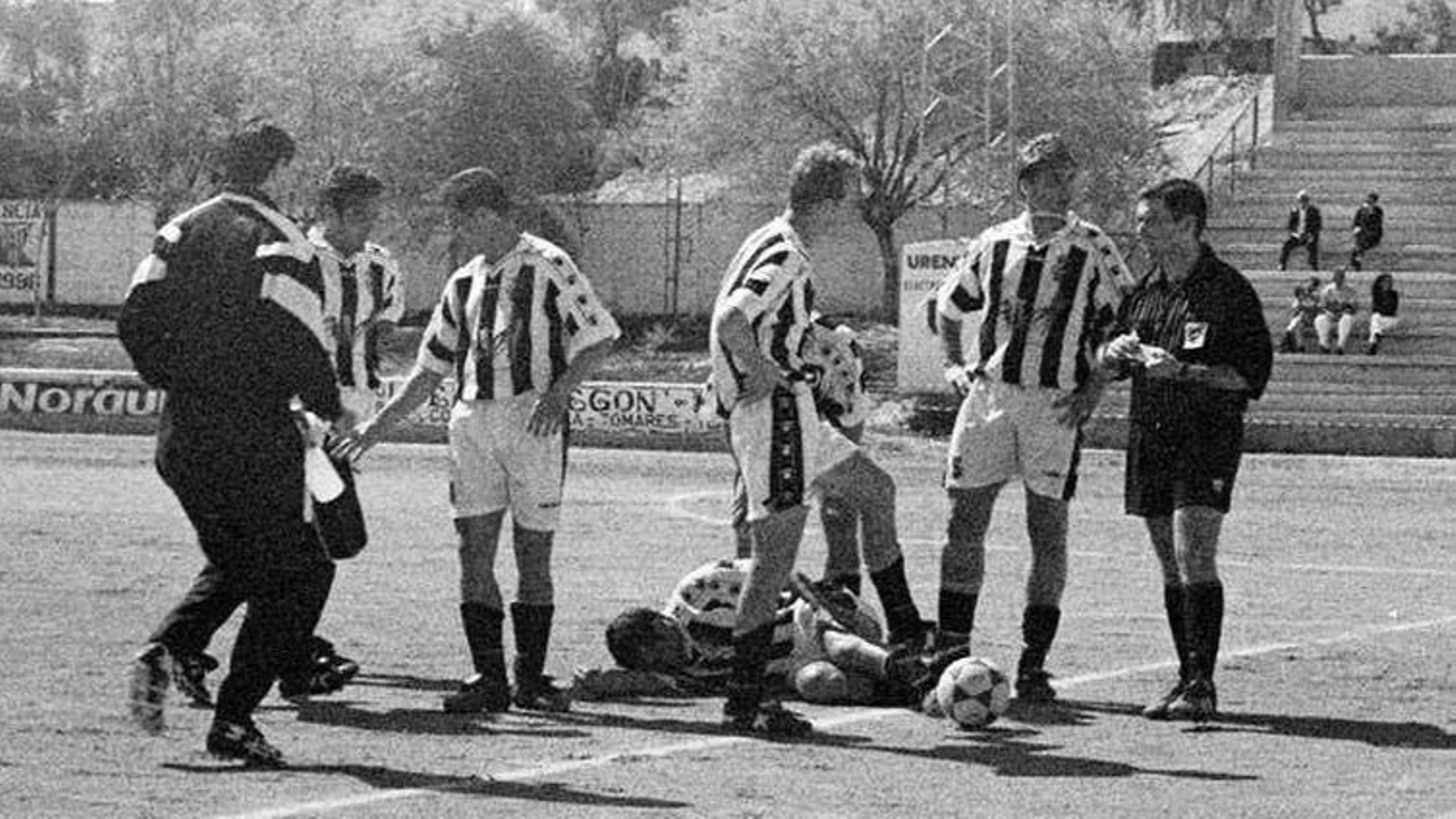Jugadores de la Balona, con el árbitro, en la visita a Tomares de 1999.