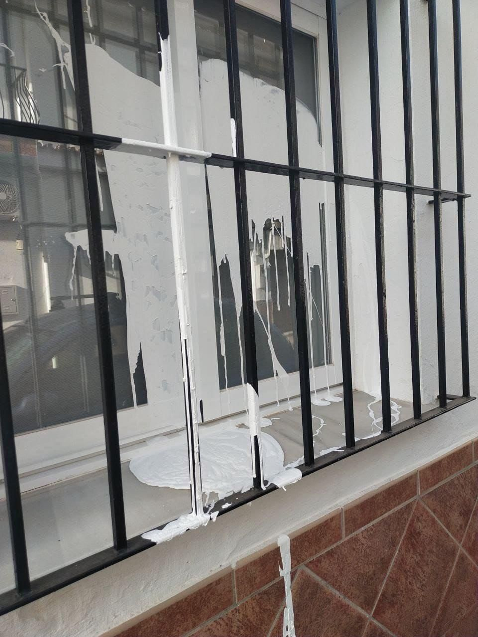 Ventanas de la sede del PSOE de Alhaurín de la Torre, vandalizadas con pintura. Ventanas de la sede del PSOE de Alhaurín de la Torre, vandalizadas con pintura.