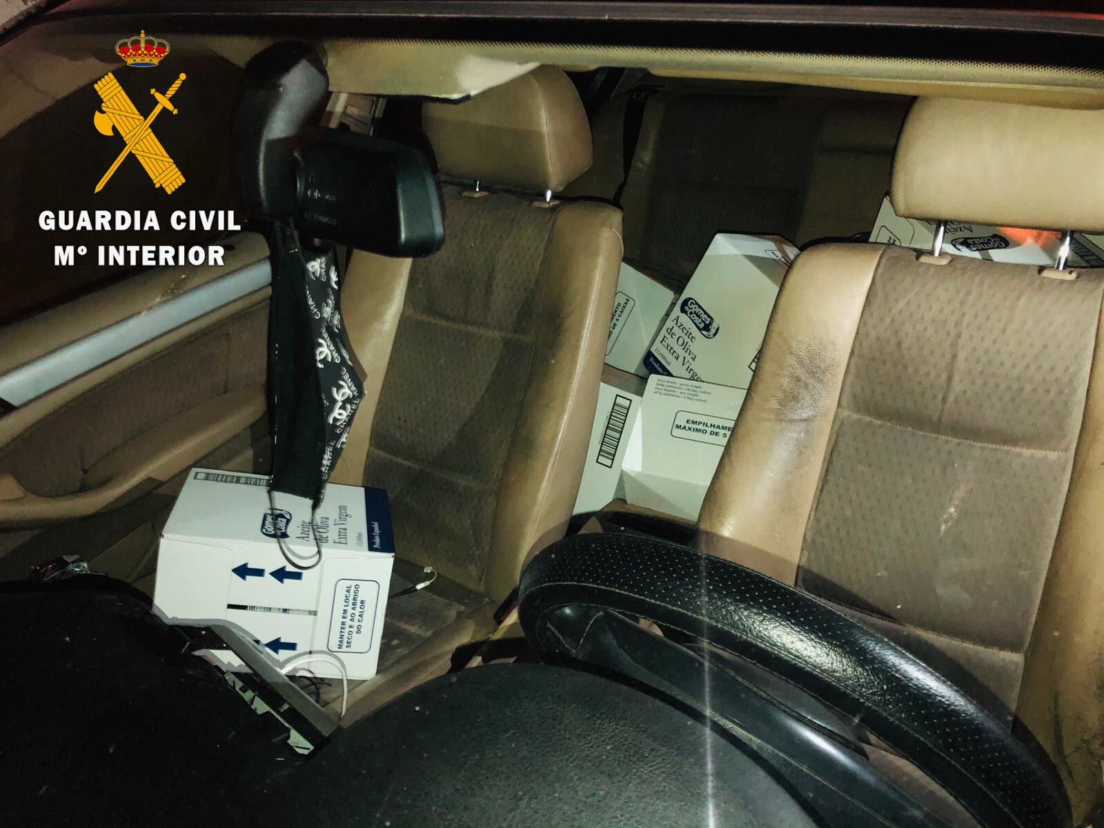 Interior del coche en el que fueron localizadas las cajas de aceite.