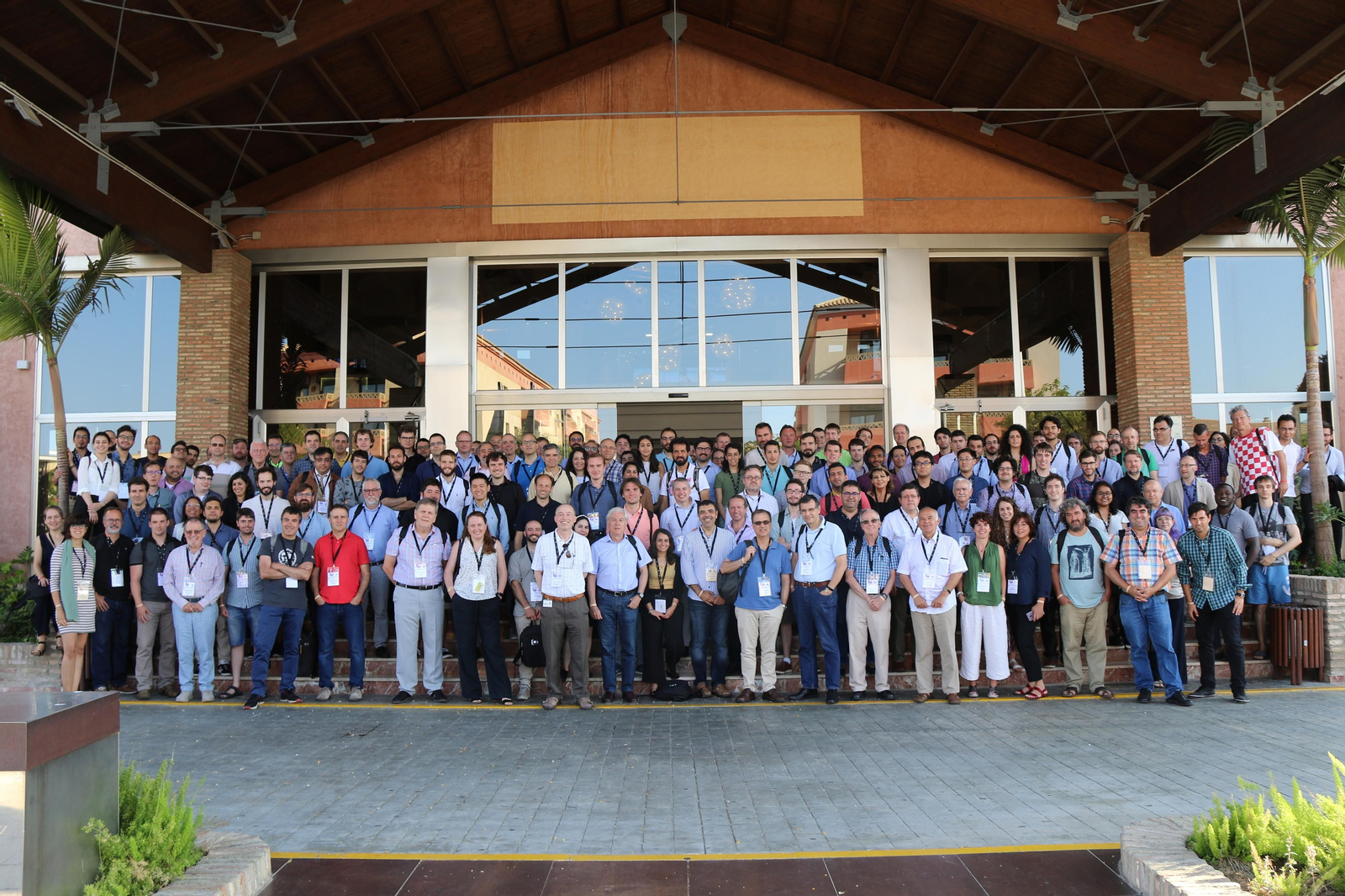 Foto de familia de los asistentes al congreso. Foto de familia de los asistentes al congreso.
