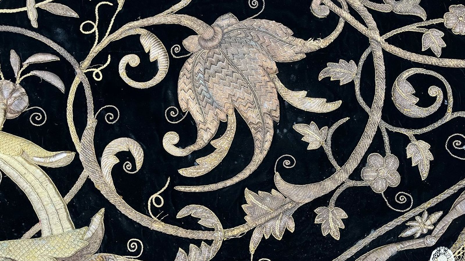 Detalle de este portentoso manto procesional