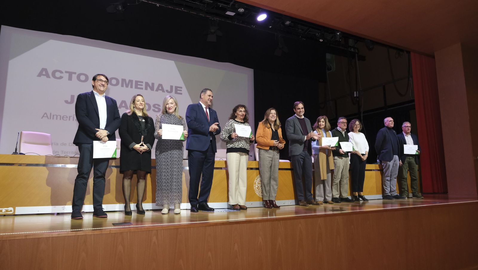 Los maestros docentes jubilados reciben su homenaje en la paraninfo de la UAL