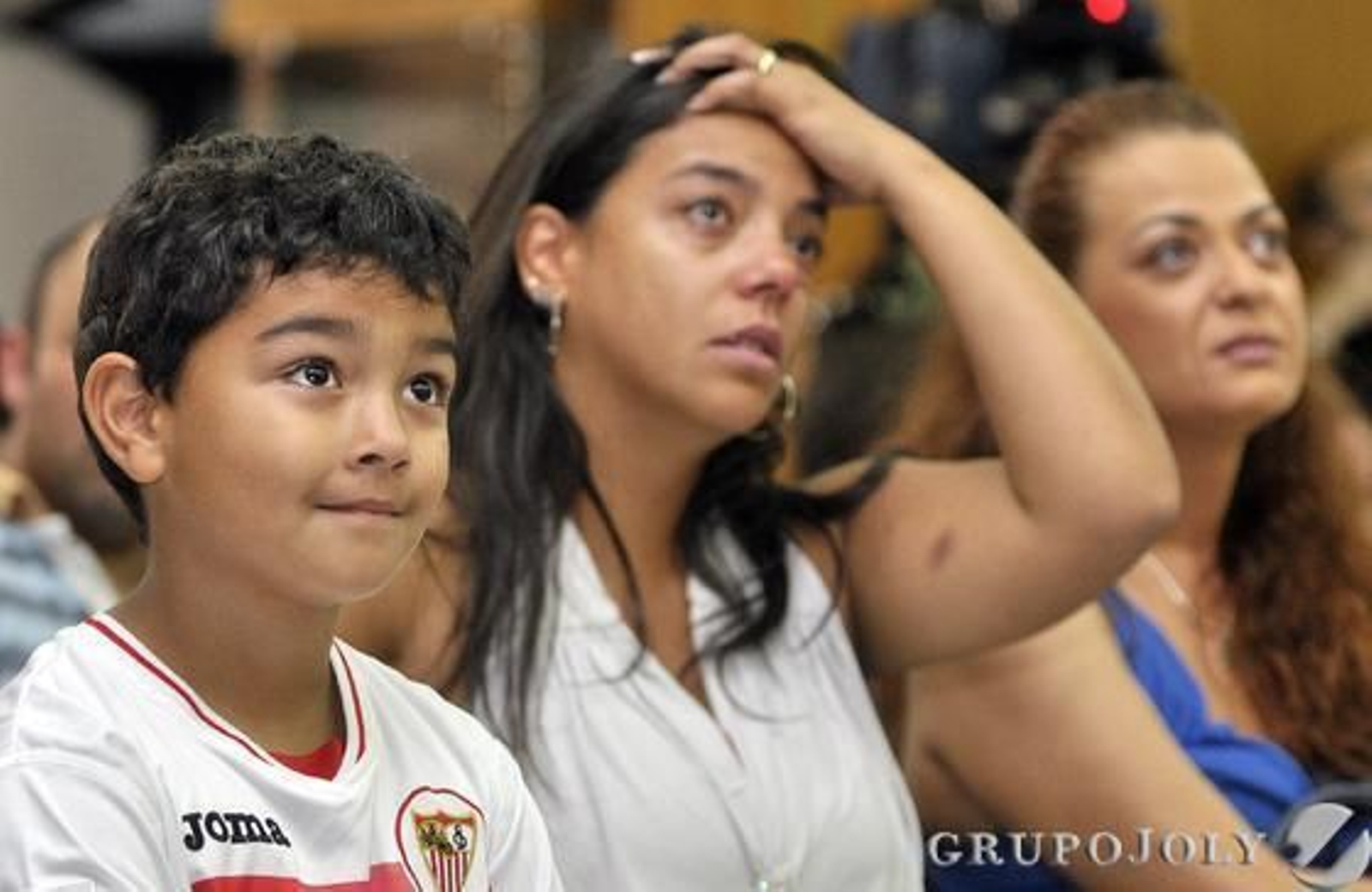 La mujer y uno de los hijo del ya ex sevillista no faltaron al acto.

Foto: Manuel Gómez