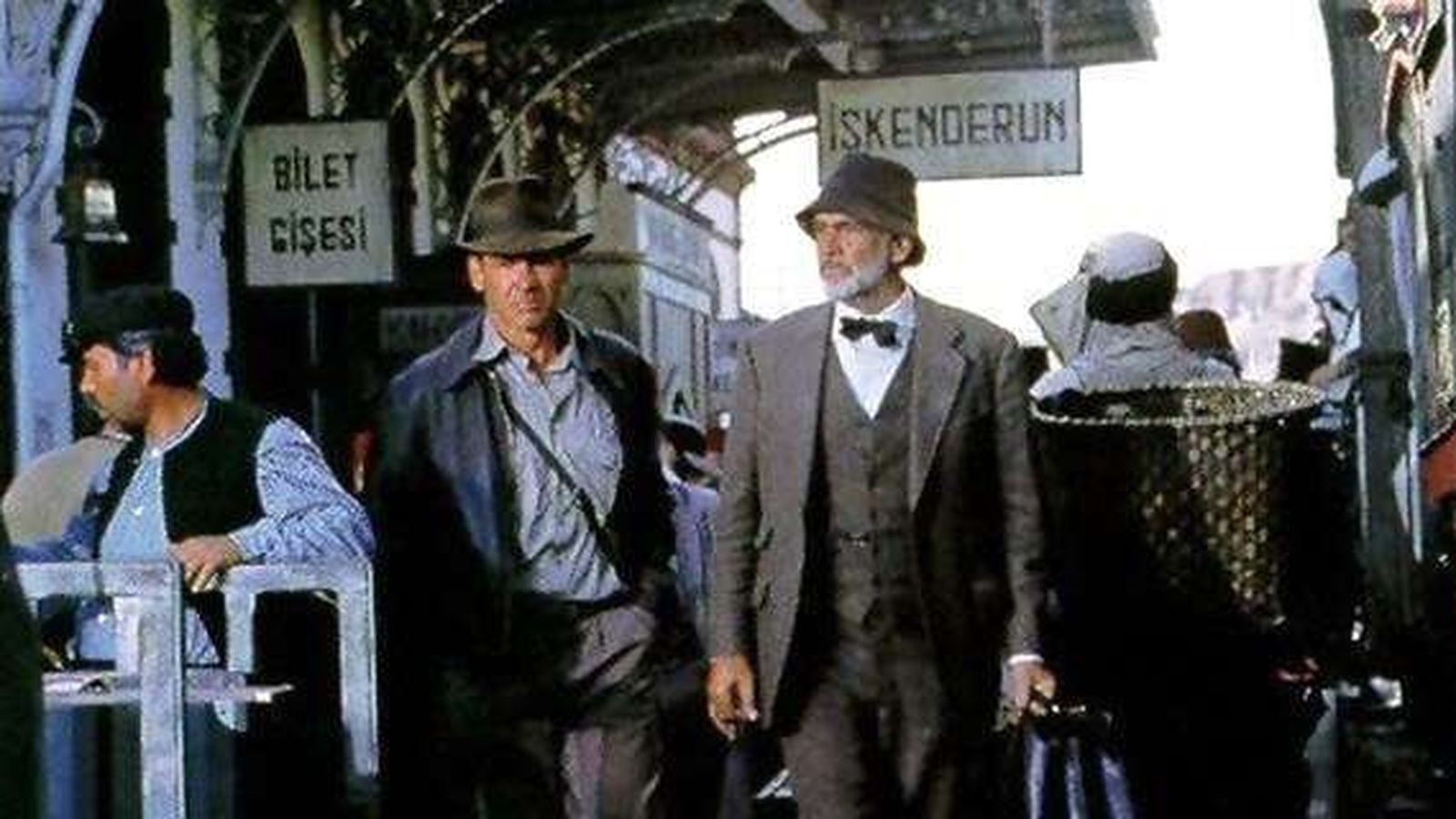 Fotograma de "Indiana Jones" con La Verraco a la derecha (1989)