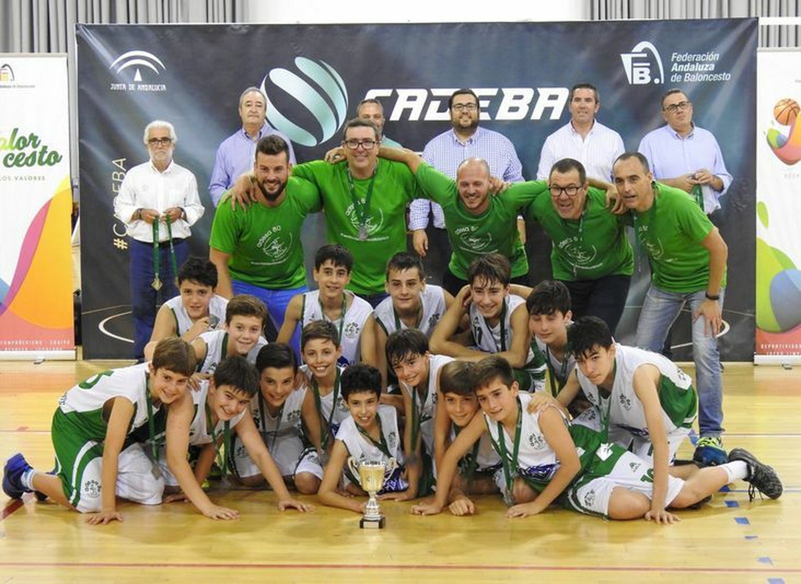 Los integrantes del Adesa'80 posan con el trofeo de subcampeones.