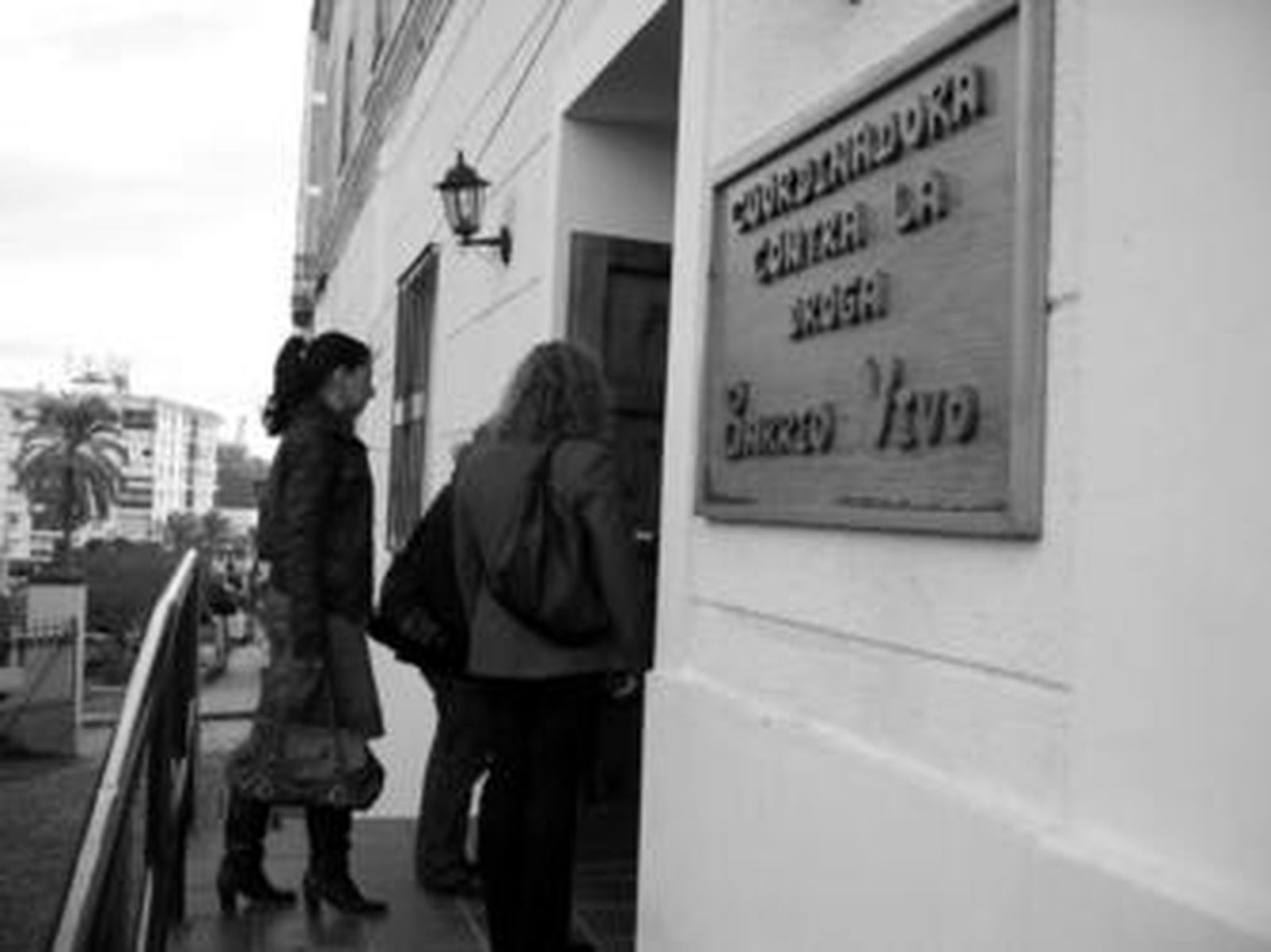 Tres mujeres entran en la sede de Barrio Vivo.