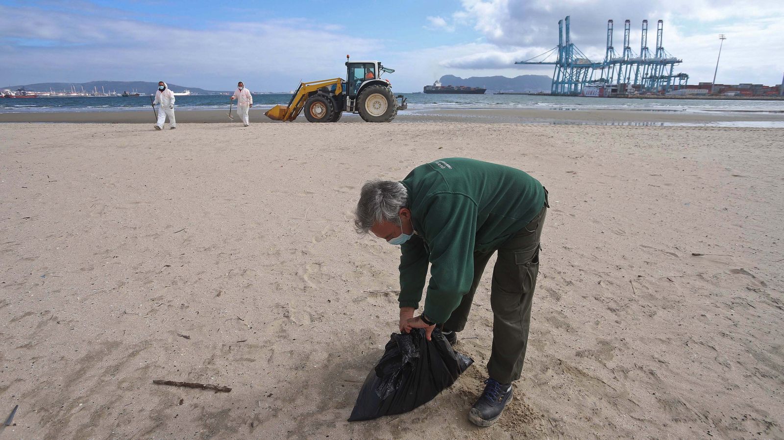 Restos de combustible del AM Ghent en Algeciras