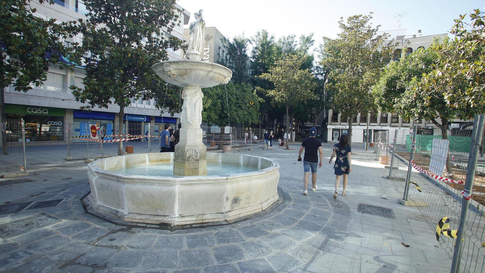 La fuente barroca rodeada por una solería de losas de Tarifa.