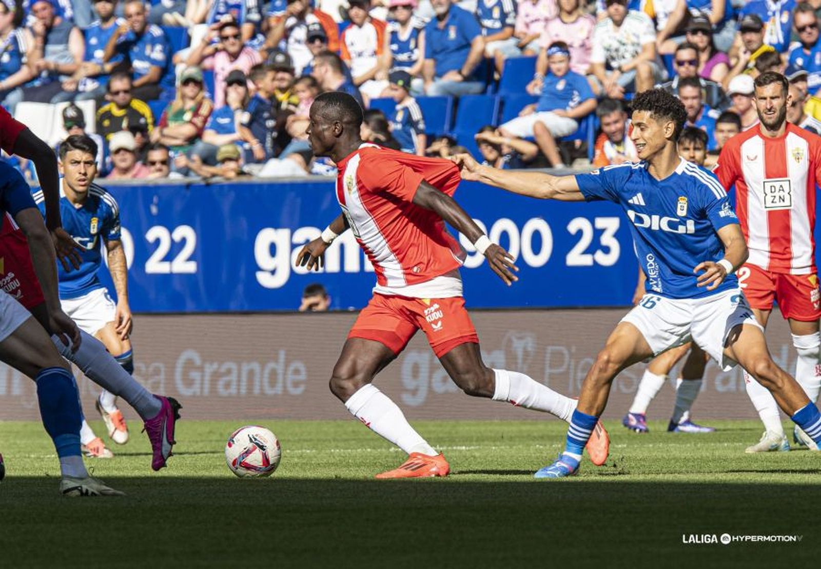 El senegalés Dion Lopy sufre un agarrón durante una acción del encuentro frente al Real Oviedo.