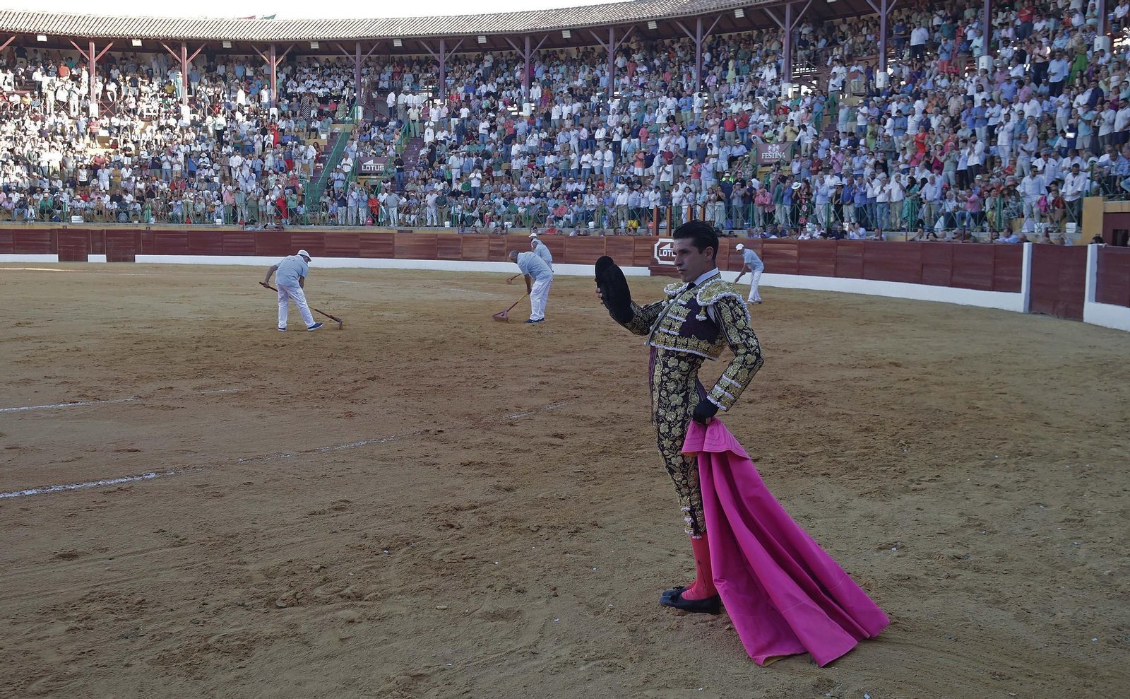 Fotos de la corrida del viernes de la Feria de La Línea: Morante de la Puebla, Talavante y David de Miranda Fotos de la corrida del viernes de la Feria de La Línea: Morante de la Puebla, Talavante y David de Miranda
