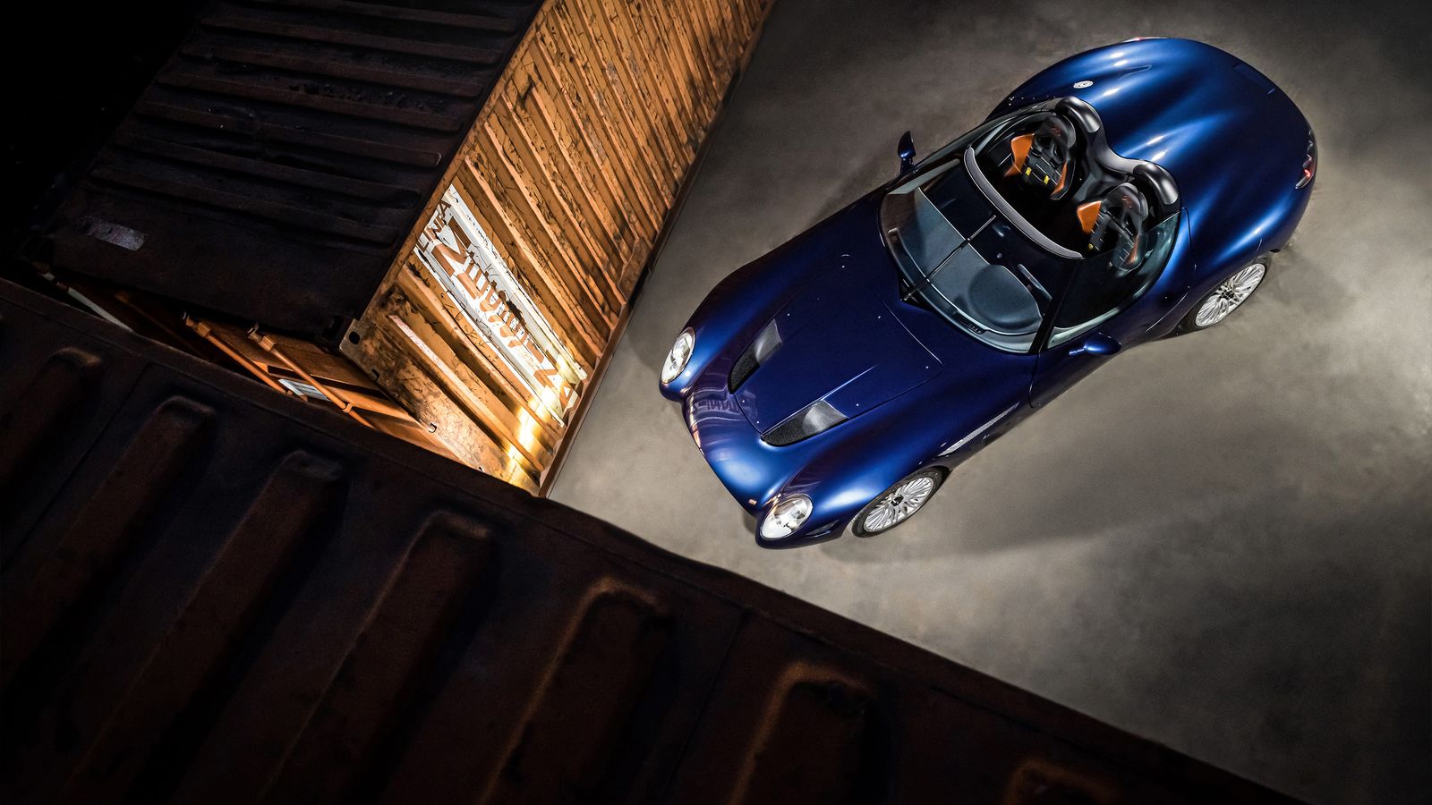 Exclusivamente biplaza, tanto chasis como carrocería están hechos en fibra de carbono para reducir al máximo su peso.