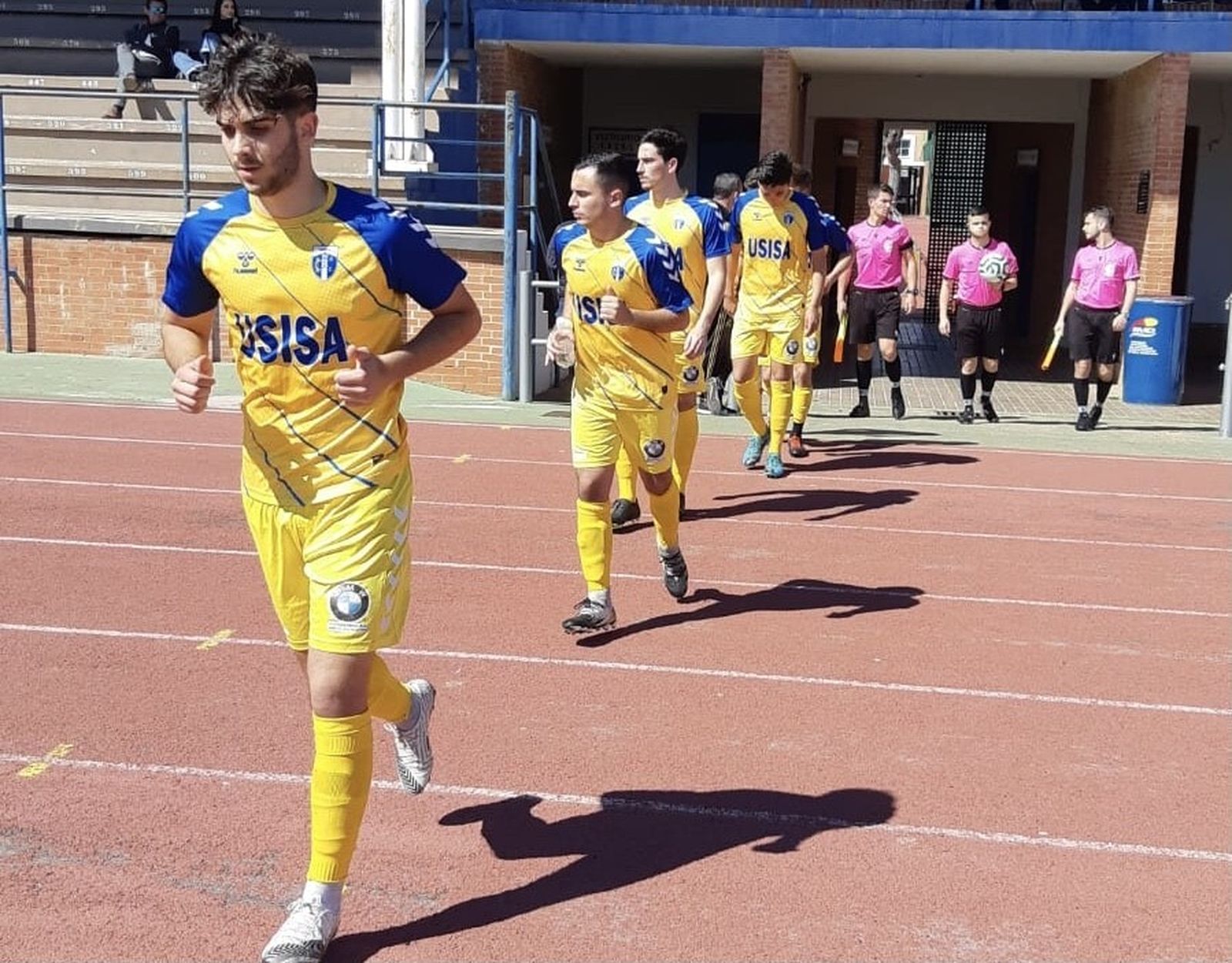 Los jugadores del Isla salen al campo en el partido ante el Alcalá.